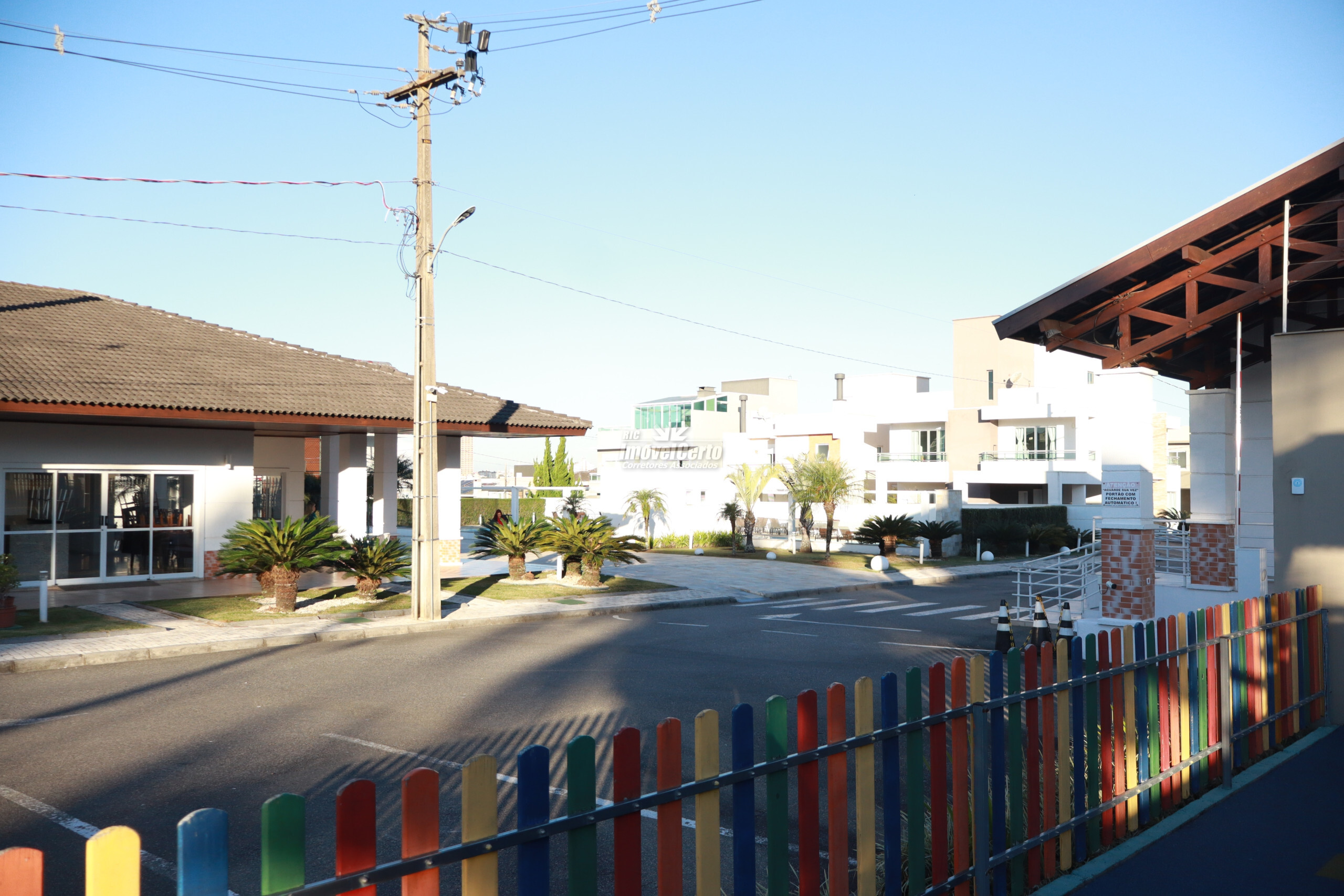 <p>Casa em Condominio Fechado com elevador e ampla garagem no sub-solo, casa com 494 m² 4 suítes e 7 vagas de garagem no Neoville</p>