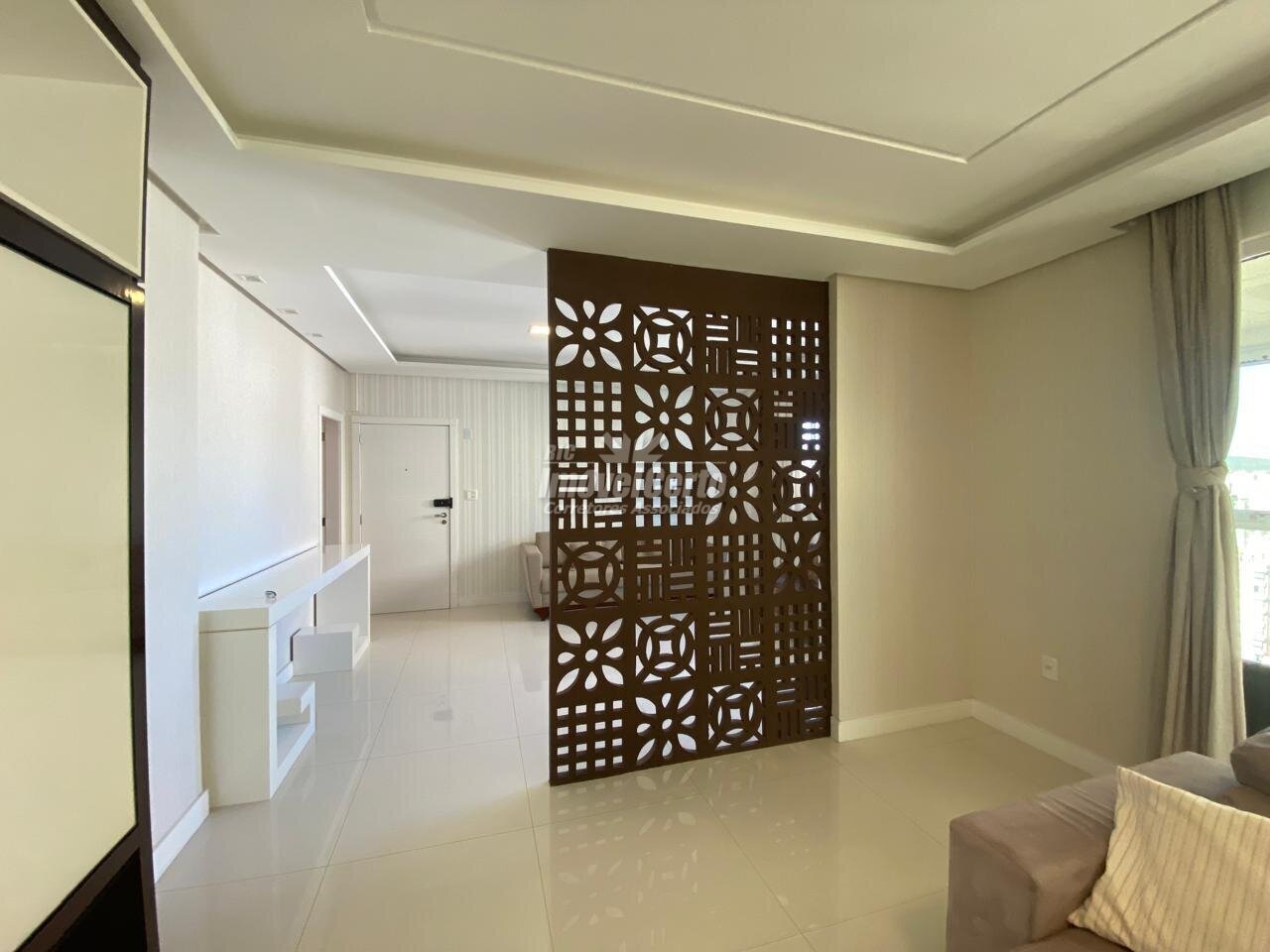 <p>Apartamento mobiliado de 237 m² privativo com 4 suítes e 3 vagas de garagem a 1 quadra da beira-mar</p>