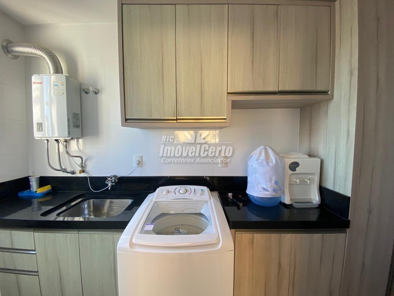 <p>Apartamento mobiliado de 237 m² privativo com 4 suítes e 3 vagas de garagem a 1 quadra da beira-mar</p>