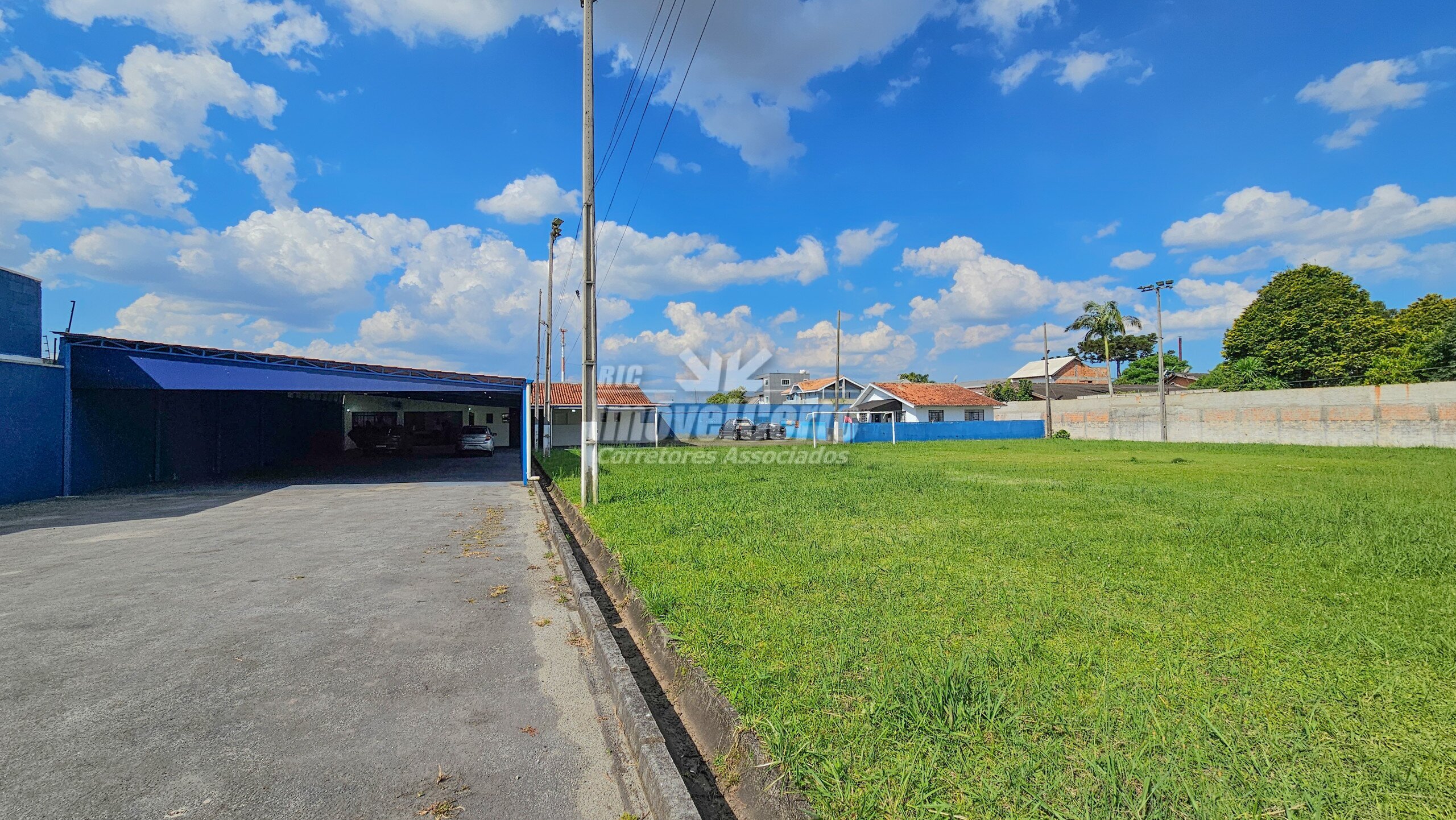 <p>Terreno com 4000 m² com a maior parte descampada no Vargem Grande em Pinhais</p>