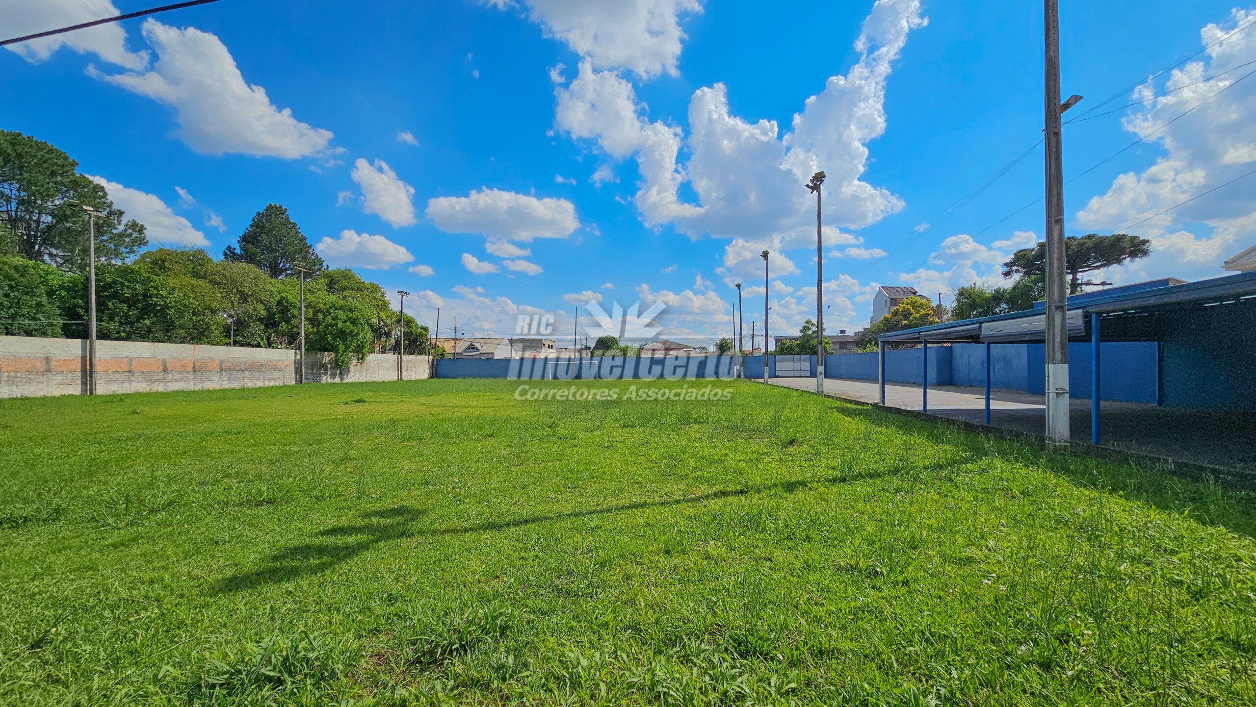 <p>Terreno com 4000 m² com a maior parte descampada no Vargem Grande em Pinhais</p>