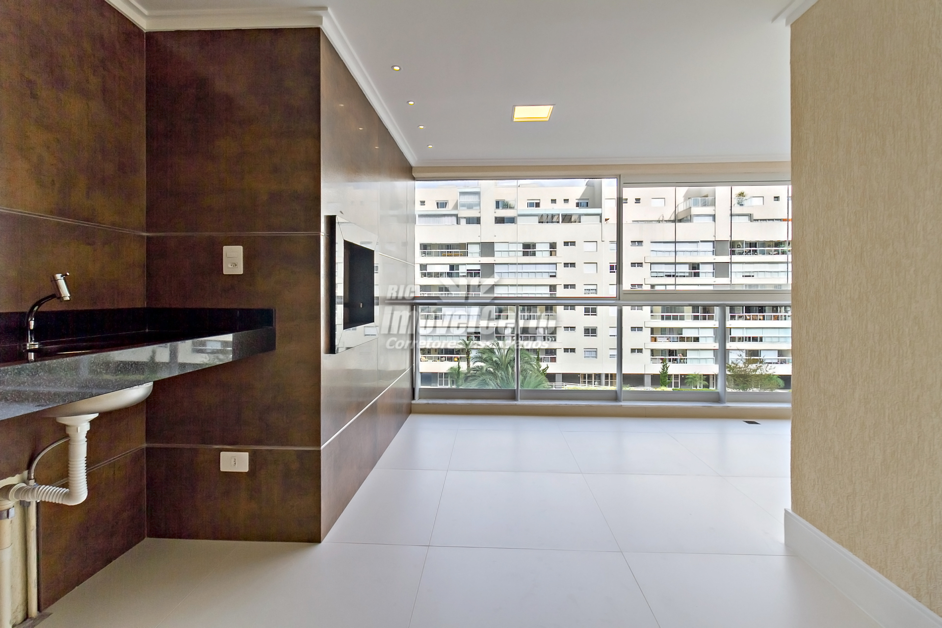<p>Apartamento de 189m² privativos com 3 suítes 3 vagas de garagem e vagada gourmet ampla no Água Verde em Curitiba</p>
