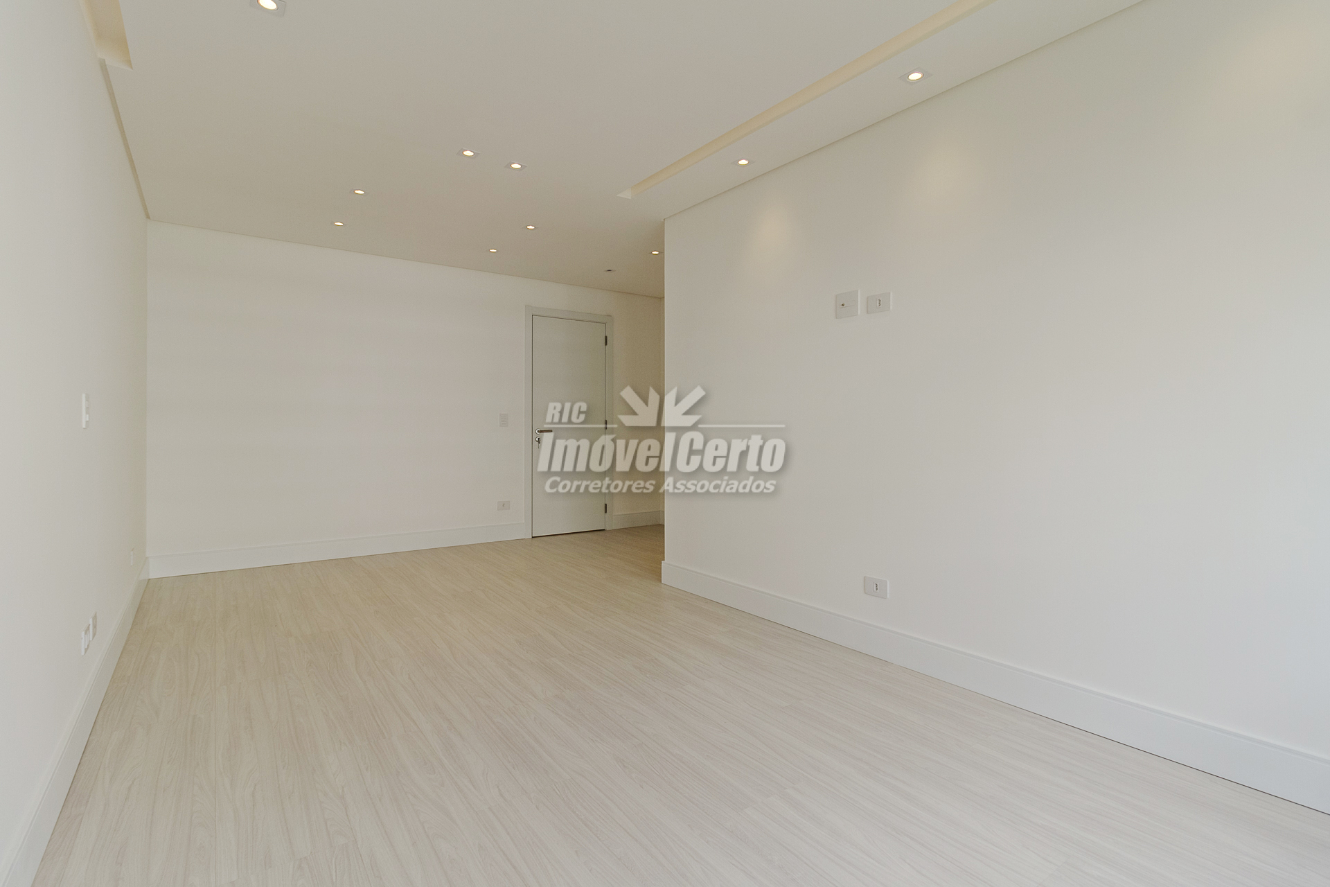 <p>Apartamento de 189m² privativos com 3 suítes 3 vagas de garagem e vagada gourmet ampla no Água Verde em Curitiba</p>