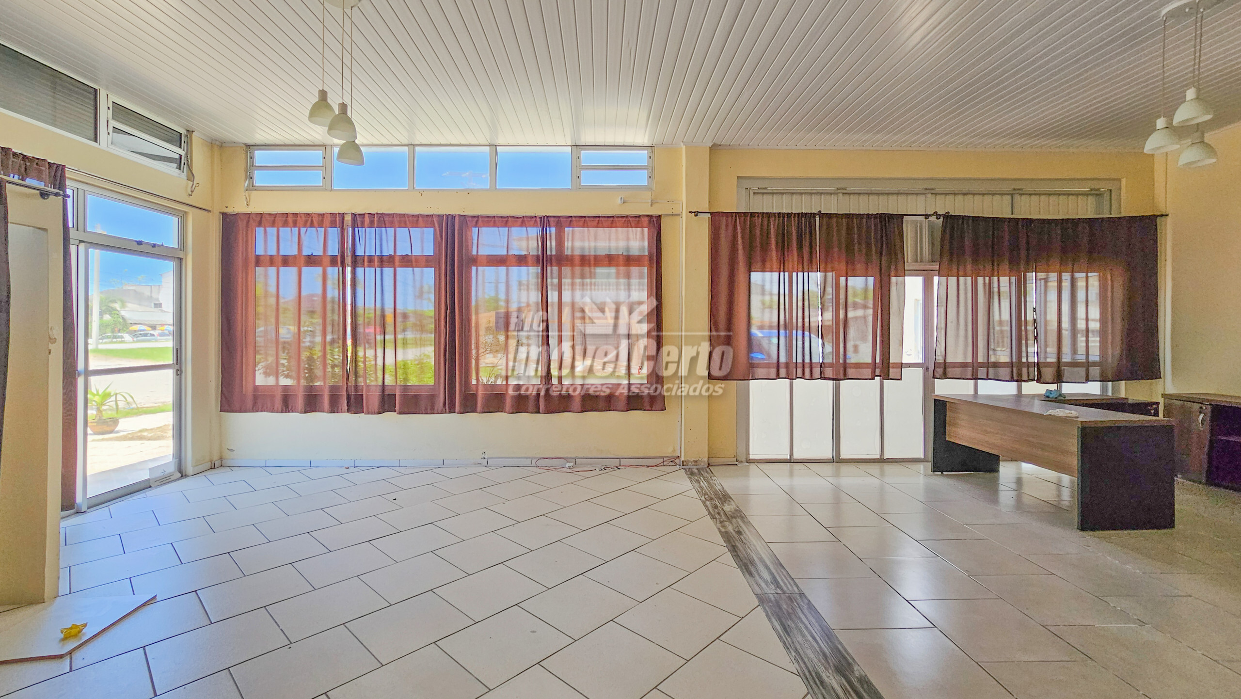 <p>Casa Comercial e Residencial de esquina próxima a rodovia Darci Gomes de Moraes em Pontal do Paraná.</p>
