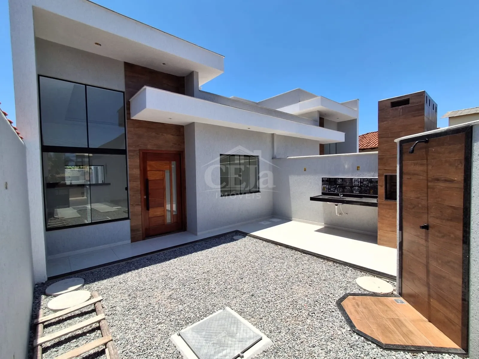 Casa de Alto Padrão no Jardim Campomar – A 350m da Praia