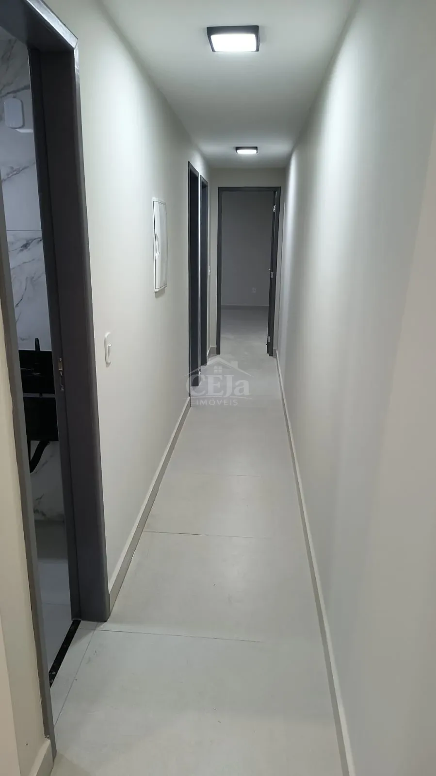 Casa Moderna com Pé-Direito Alto, Piscina e Área Gourmet em Localização Privilegiada