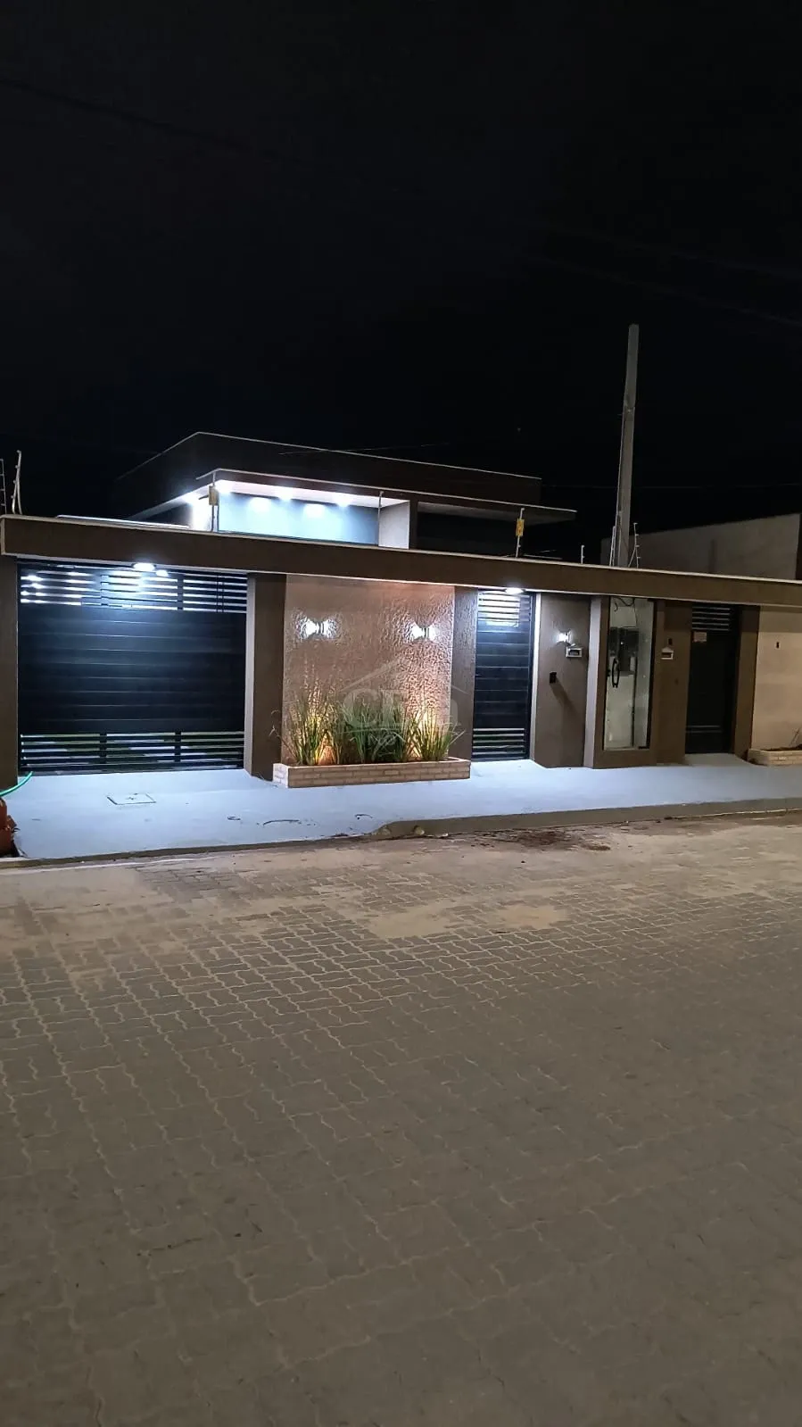 Casa Moderna com Pé-Direito Alto, Piscina e Área Gourmet em Localização Privilegiada