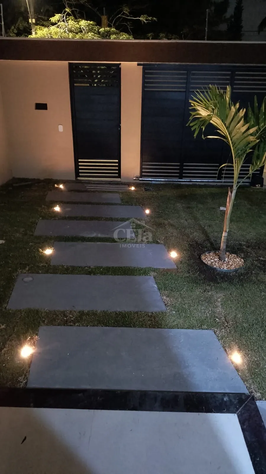 Casa Moderna com Pé-Direito Alto, Piscina e Área Gourmet em Localização Privilegiada