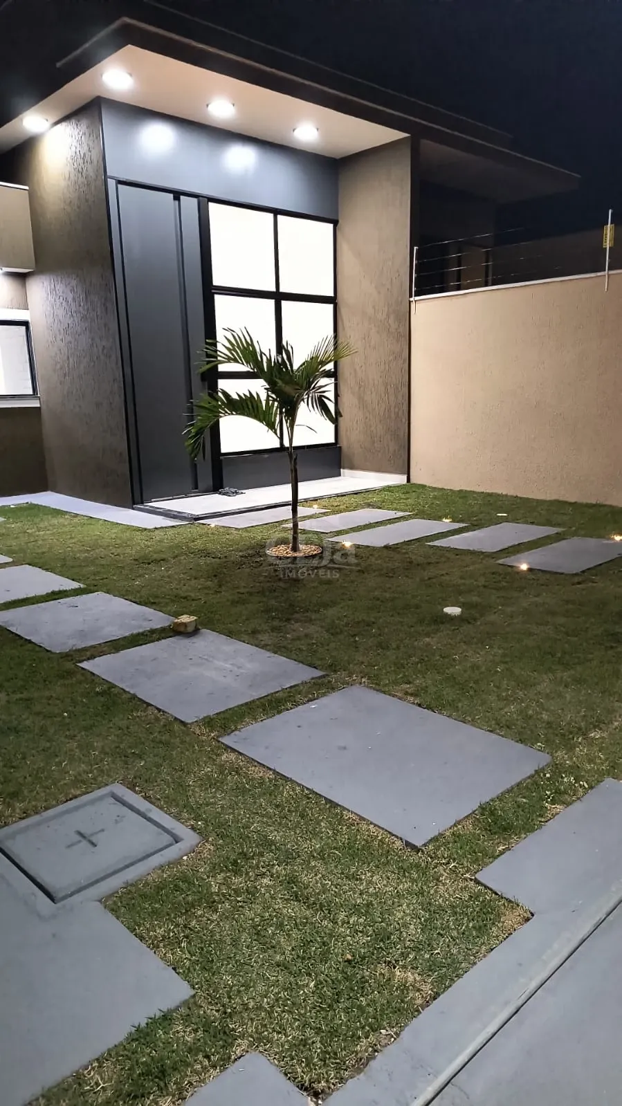 Casa Moderna com Pé-Direito Alto, Piscina e Área Gourmet em Localização Privilegiada
