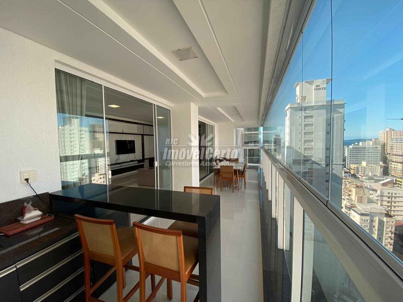 Apartamento mobiliado de 237 m² privativo com 4 su