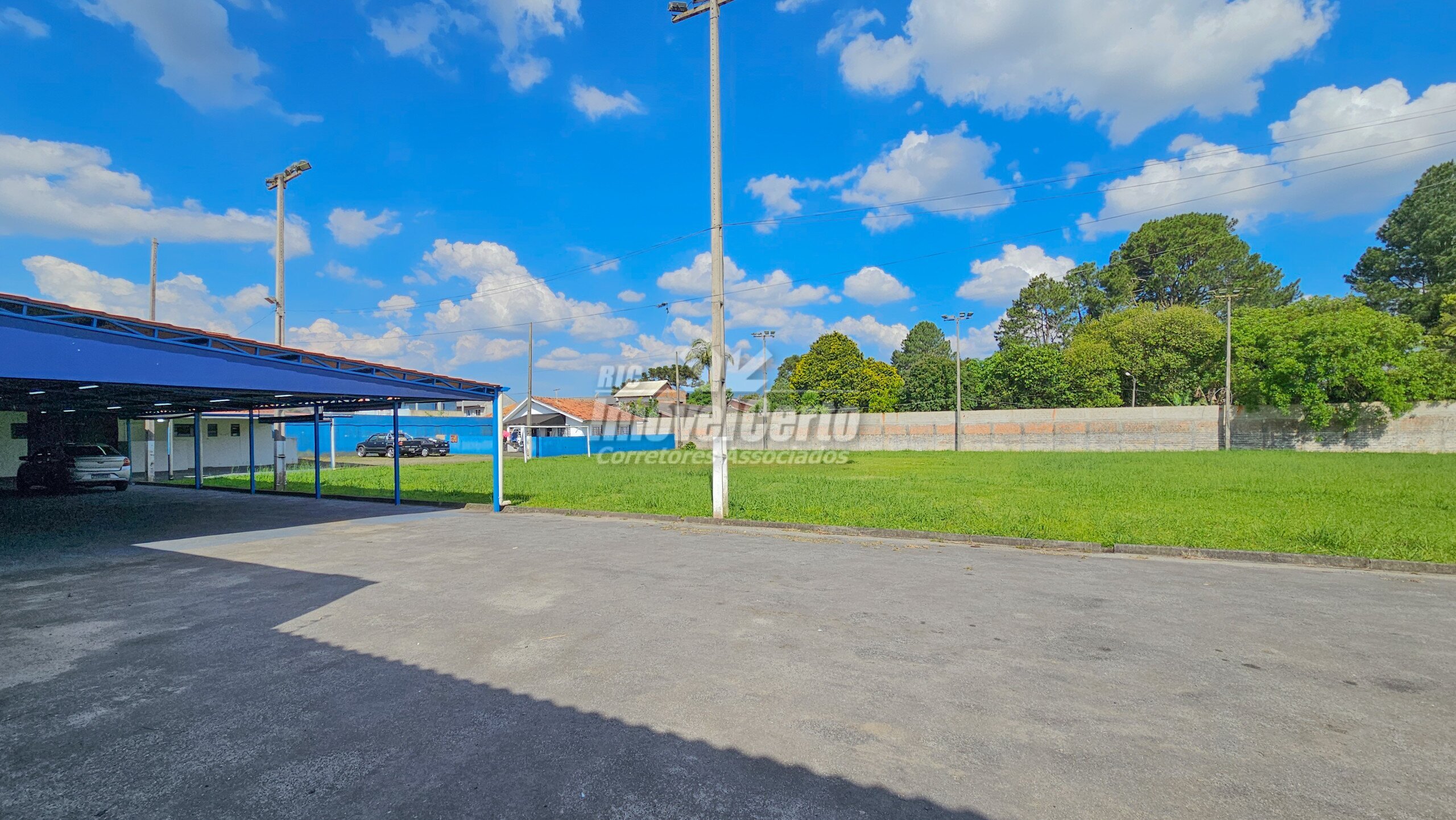 Terreno com 4000 m² com a maior parte descampada n