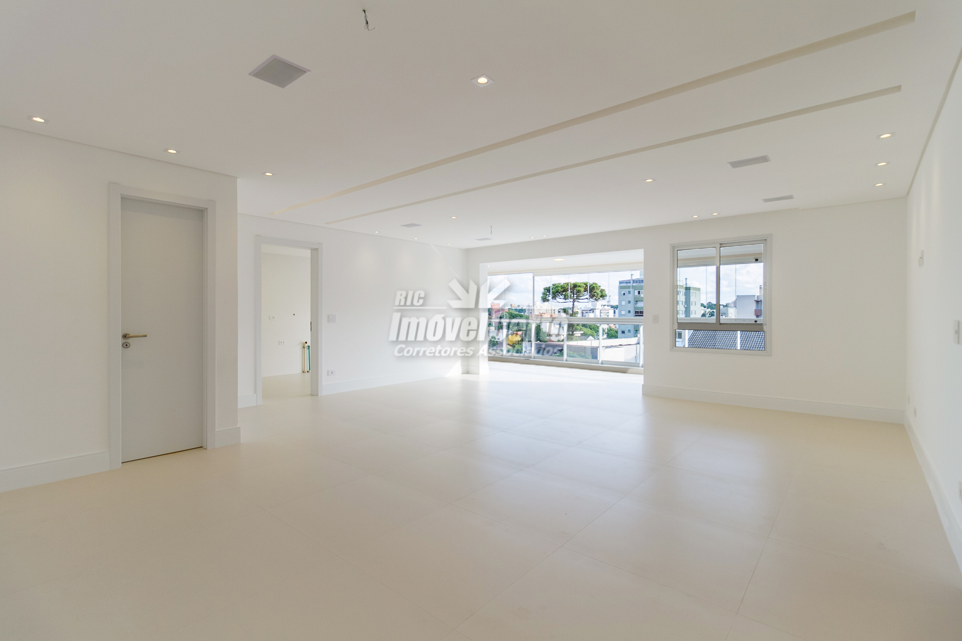 Apartamento com 2 Suítes, condomínio Clube - Água