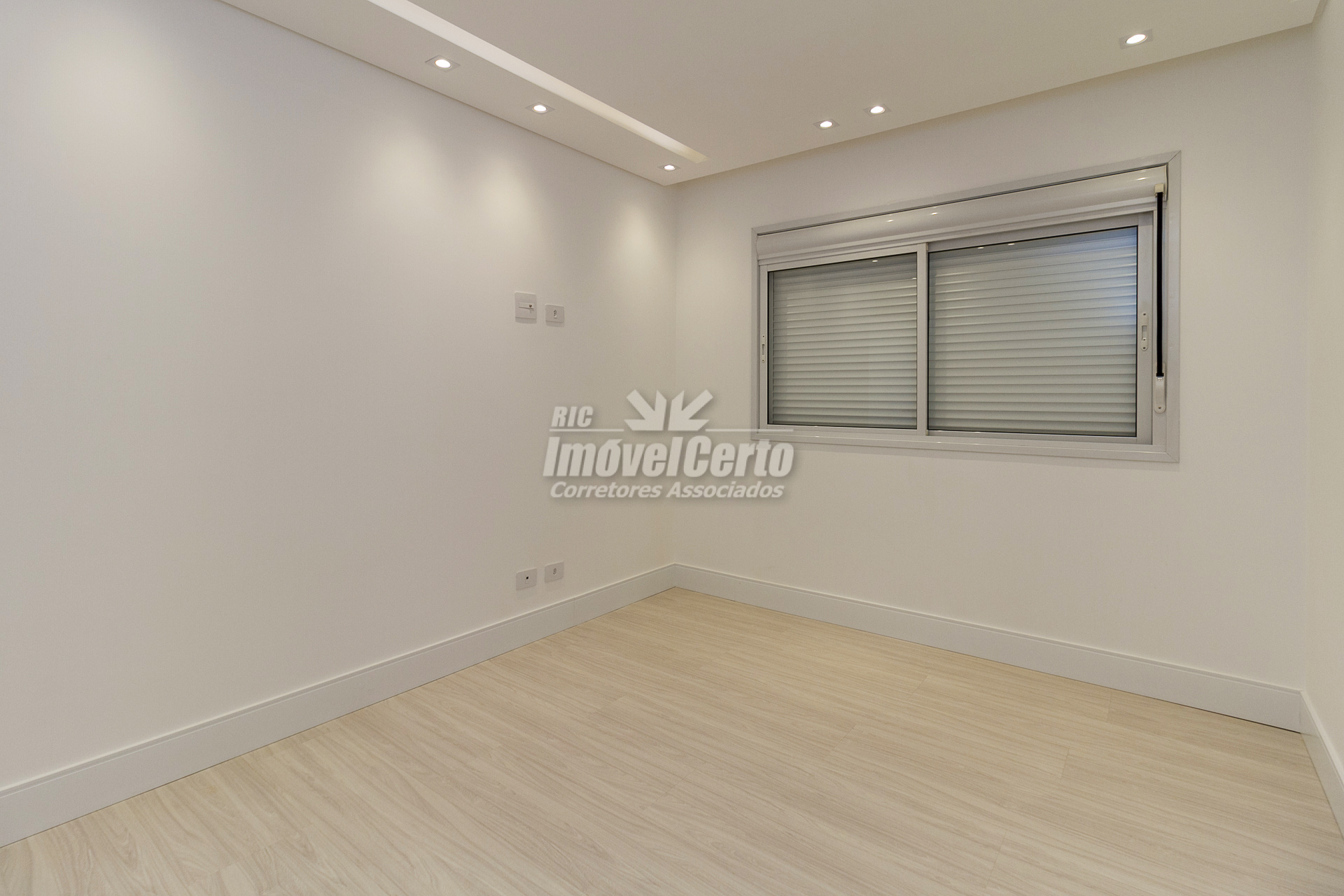 Apartamento com 2 Suítes, condomínio Clube - Água