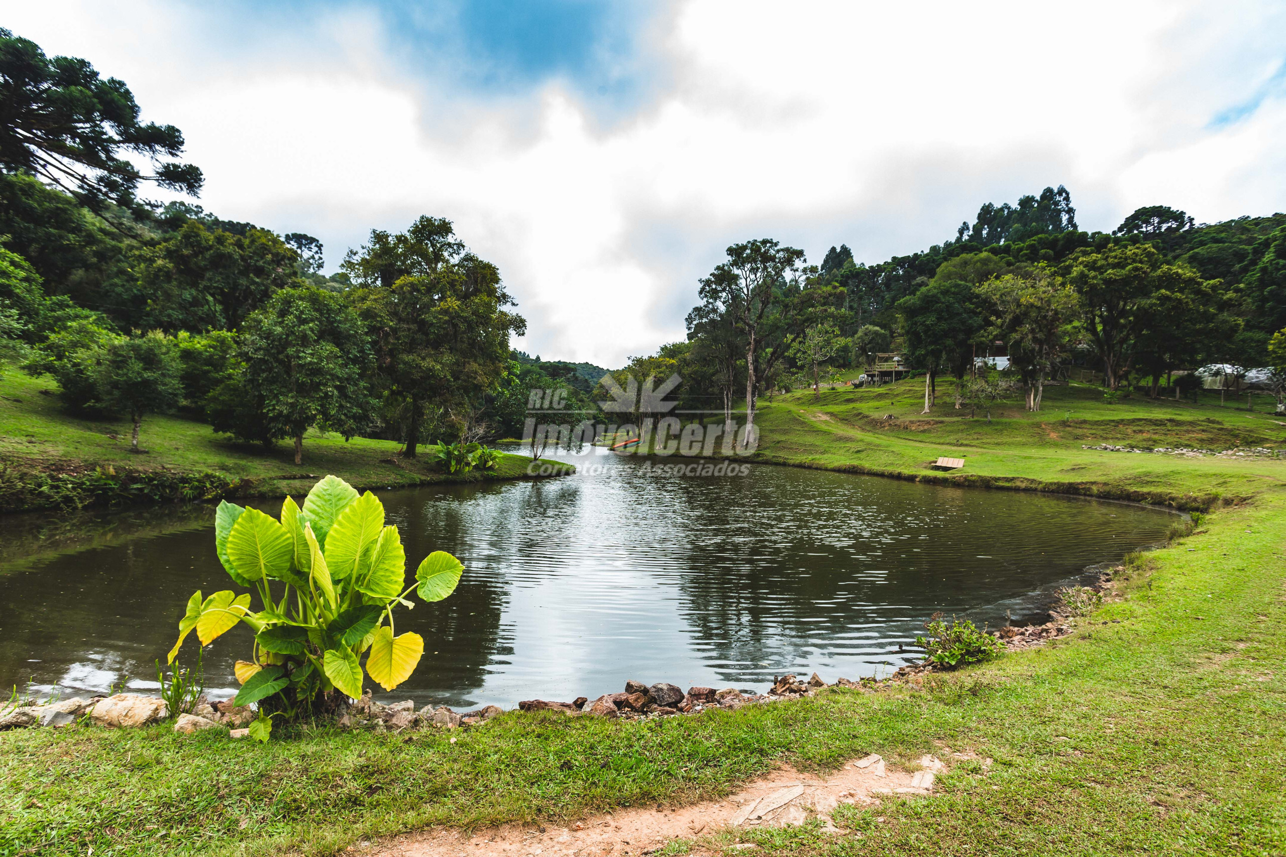 Chácara com 3 Belas Casas, e 3 belos lagos com 8,5