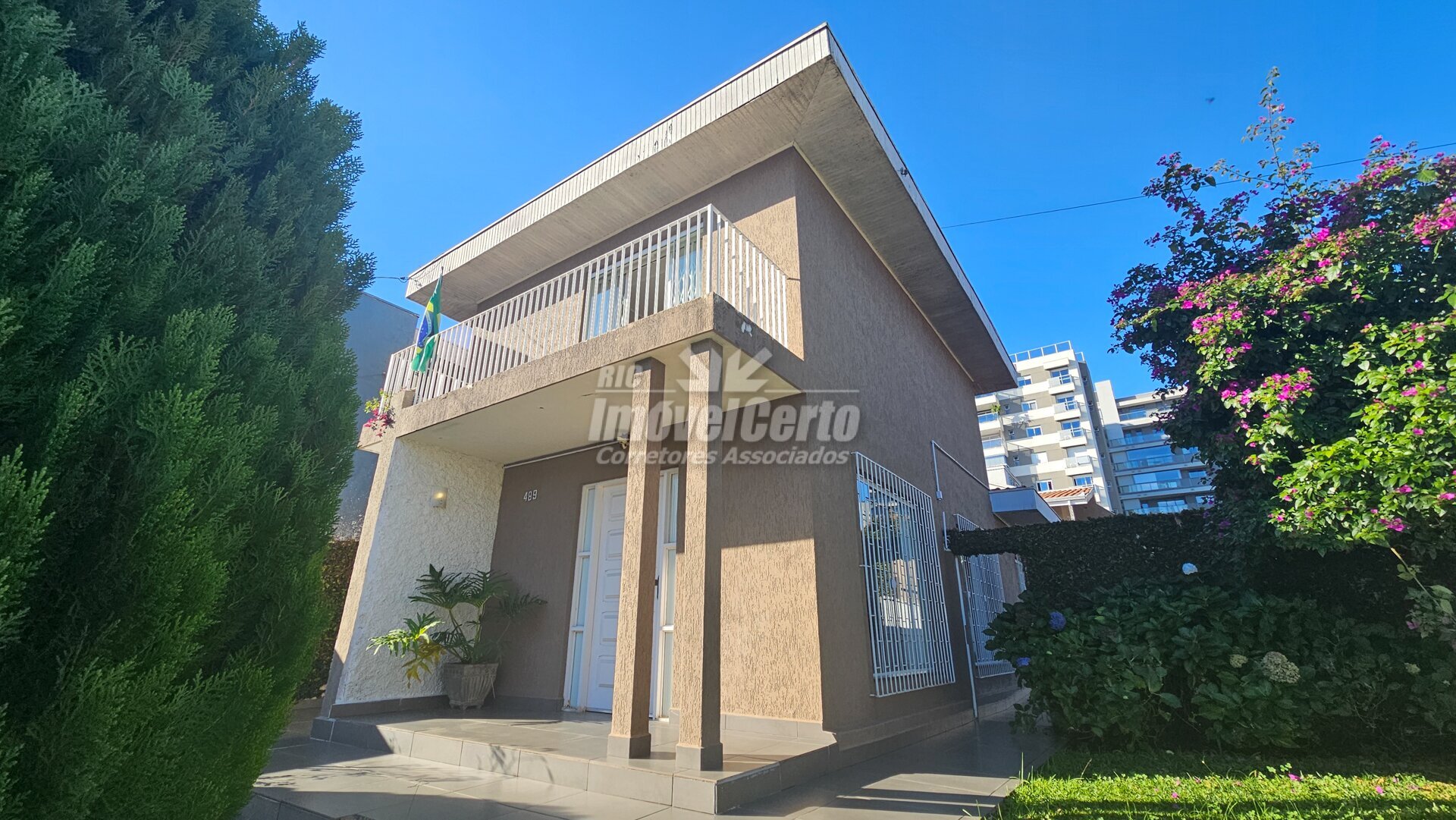 Casa de 240 m² construído com 3 dormitórios sendo