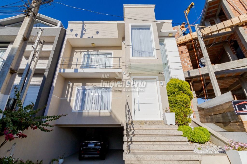 Sobrado no Pinheirinho com 230m² Útil dentro do co