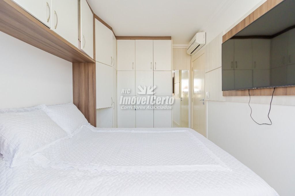 Sobrado no Pinheirinho com 230m² Útil dentro do co