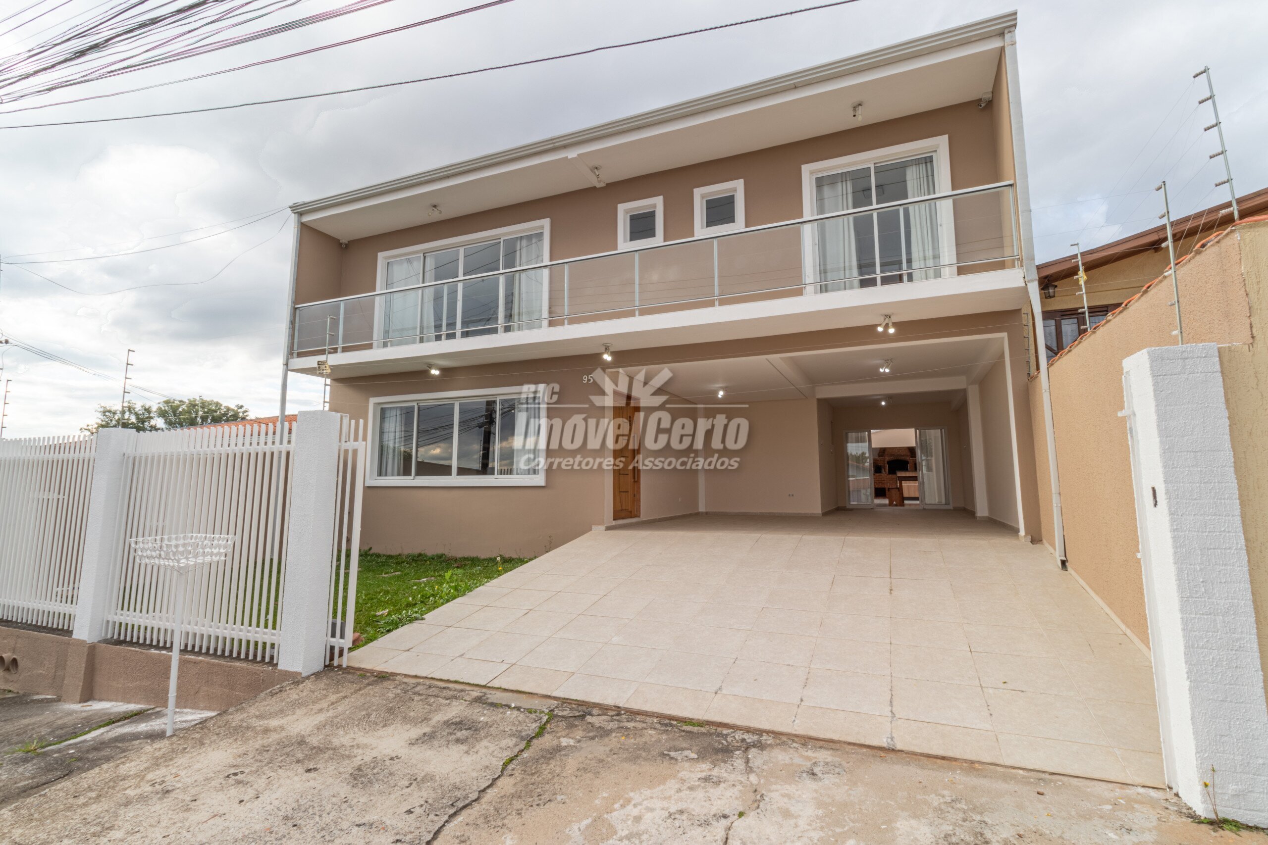 Sobrado de 320 m² com 5 dormitórios sendo 2 suítes