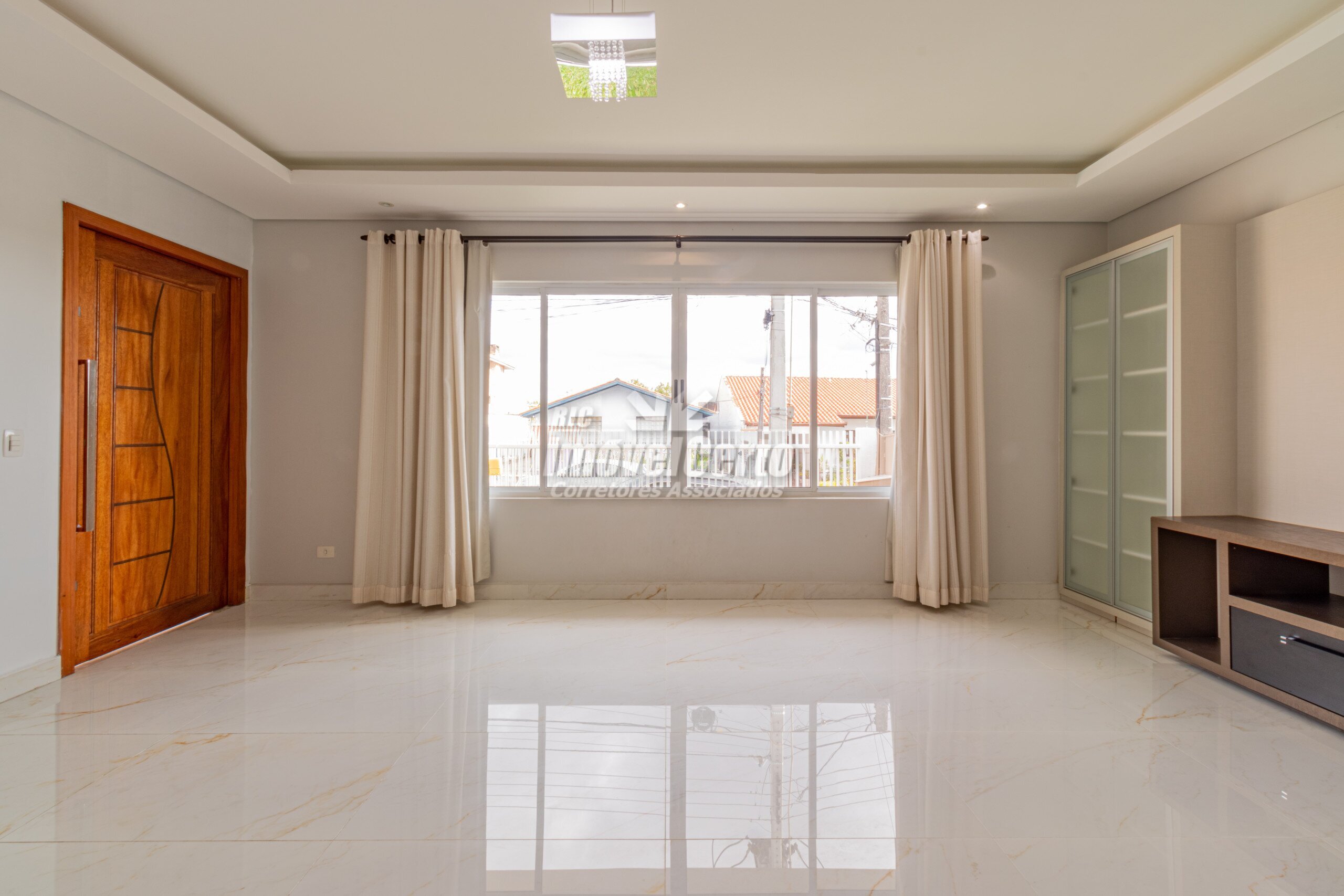 Sobrado de 320 m² com 5 dormitórios sendo 2 suítes