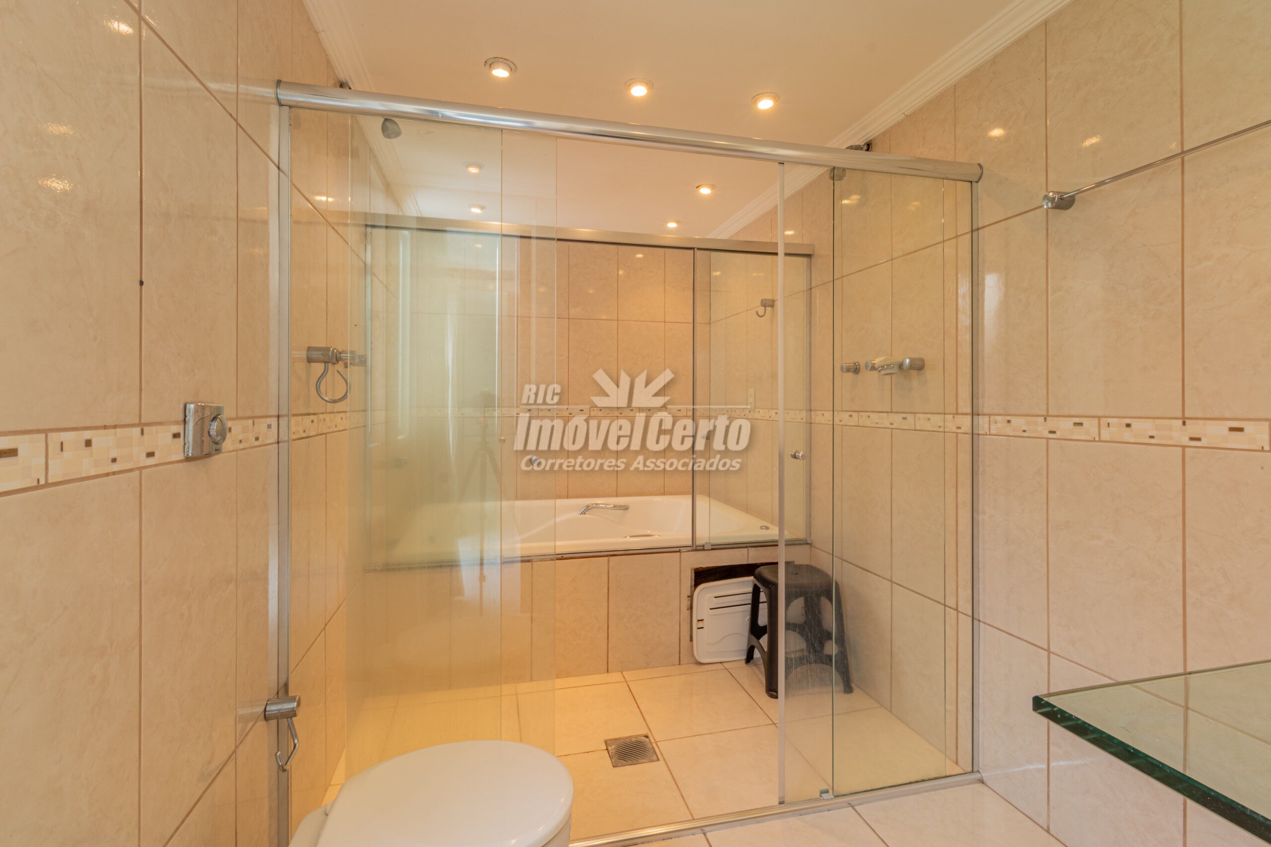 Sobrado de 320 m² com 5 dormitórios sendo 2 suítes