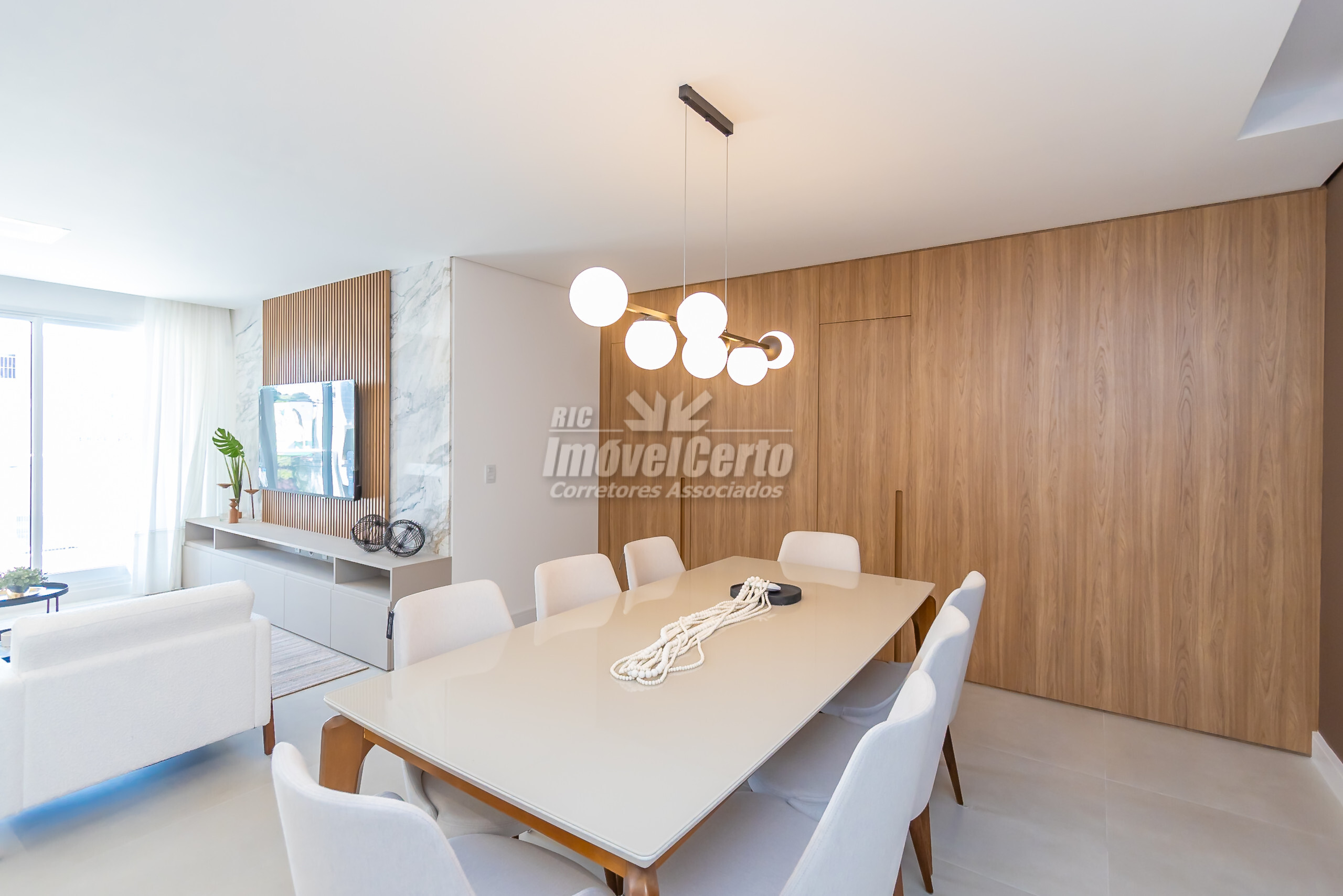 Belissímo Apartamento DECORADO com 128.03m² Útil,