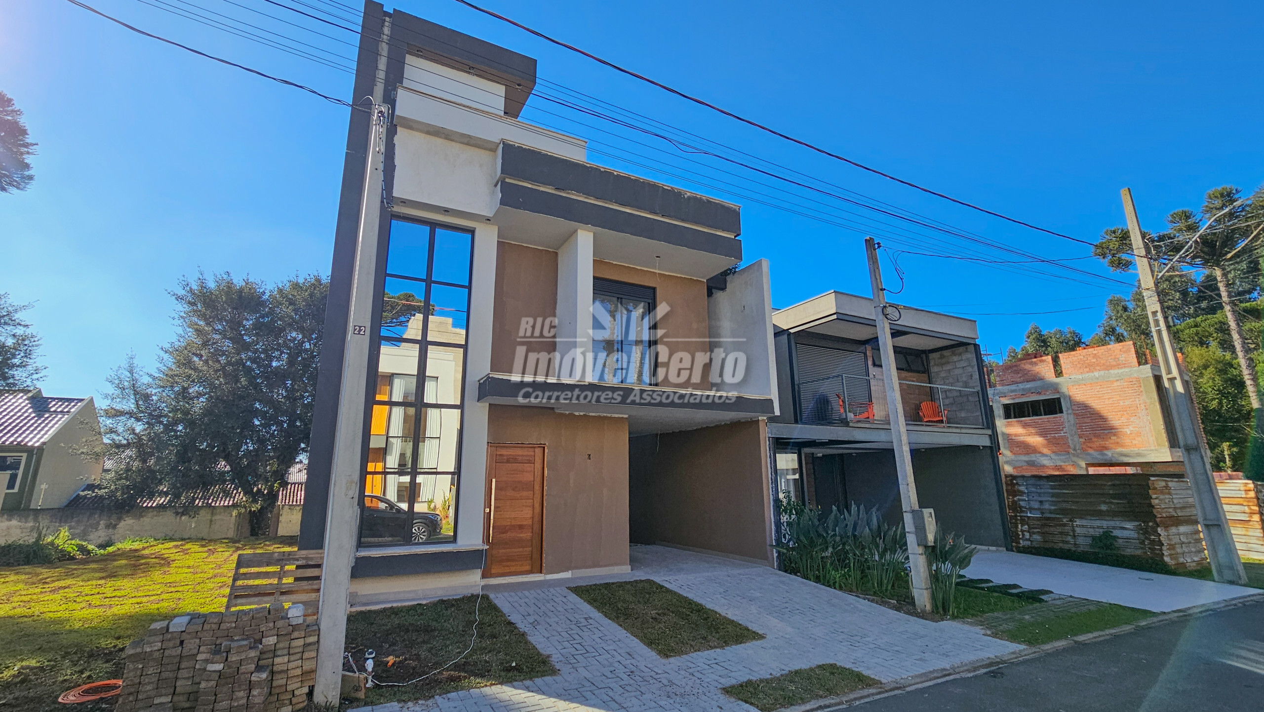 Sobrado de 208 m² construídos em condomínio fechad