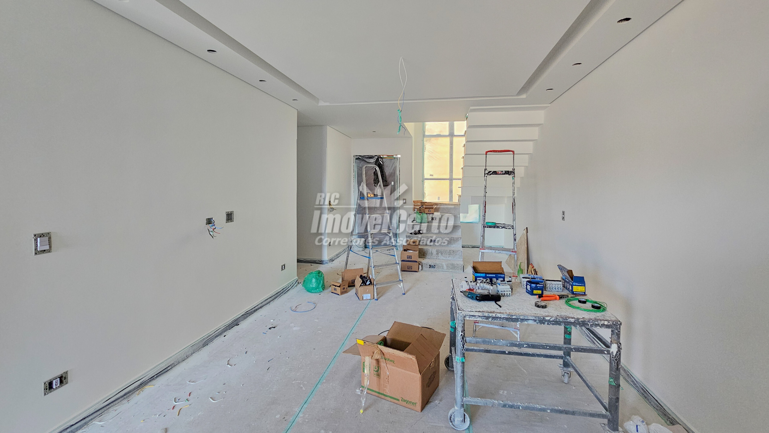 Sobrado de 208 m² construídos em condomínio fechad