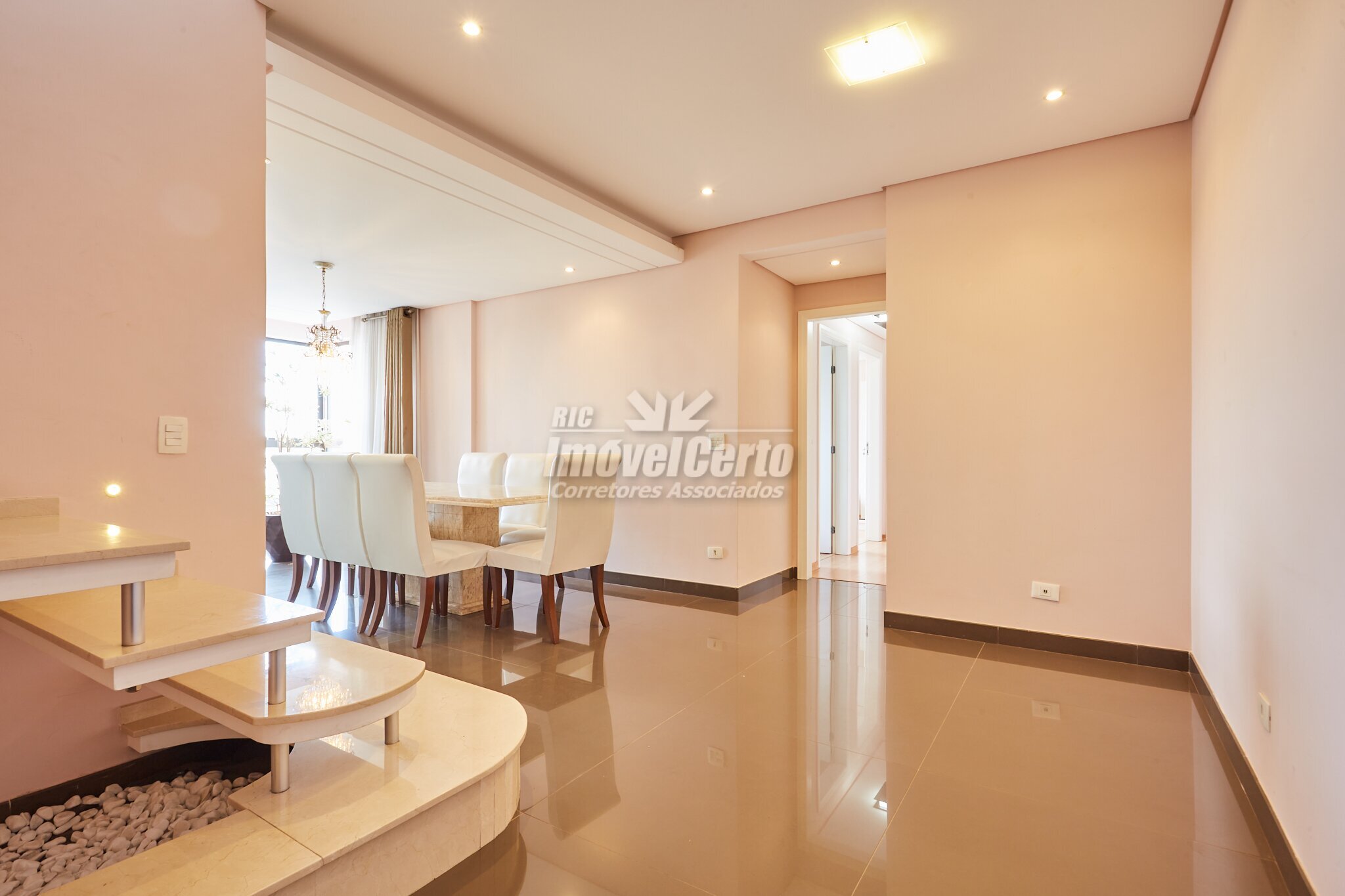 Cobertura de 143 m² privativo com 3 dormitórios se