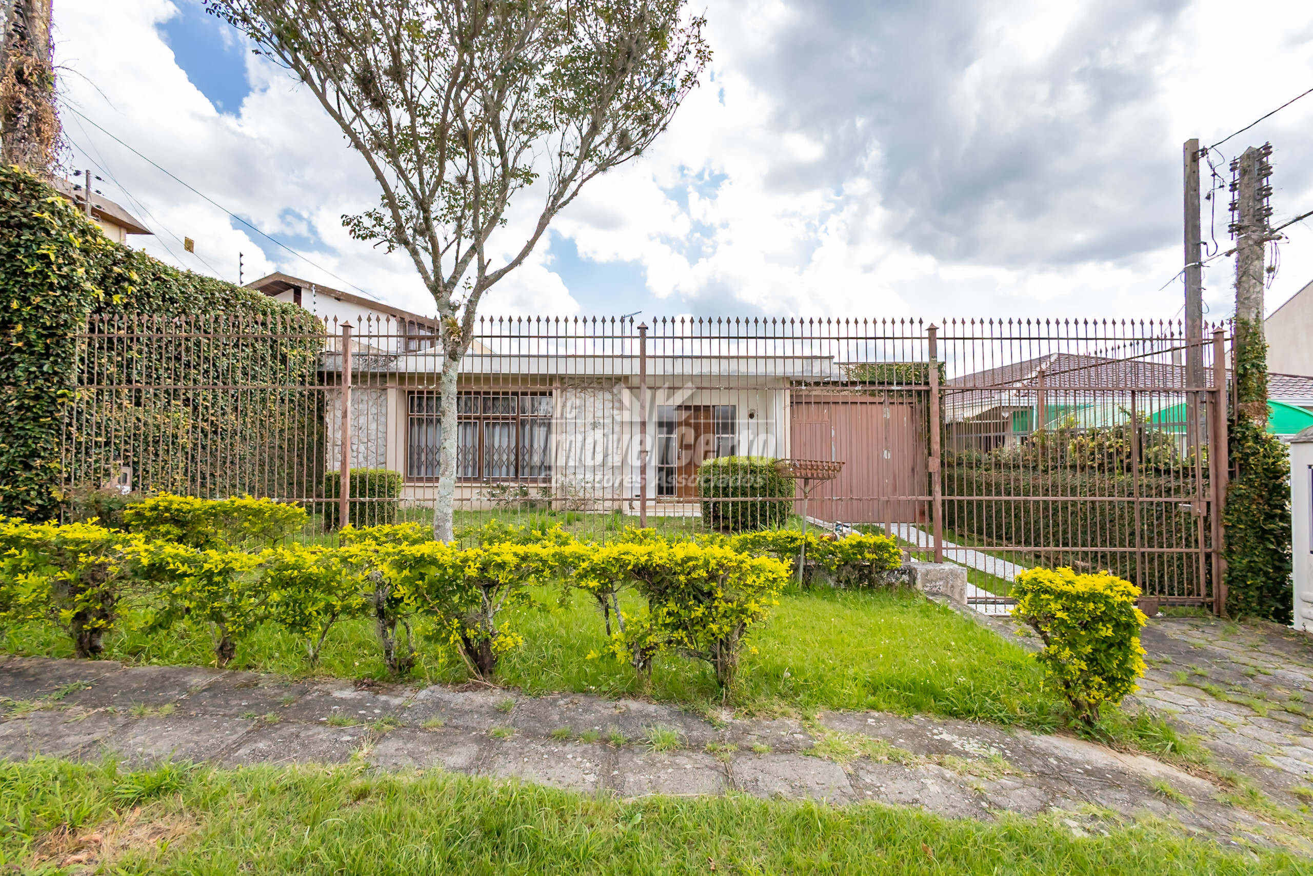 Terreno de 660 m² com 12m de Frente, contendo 2 ca