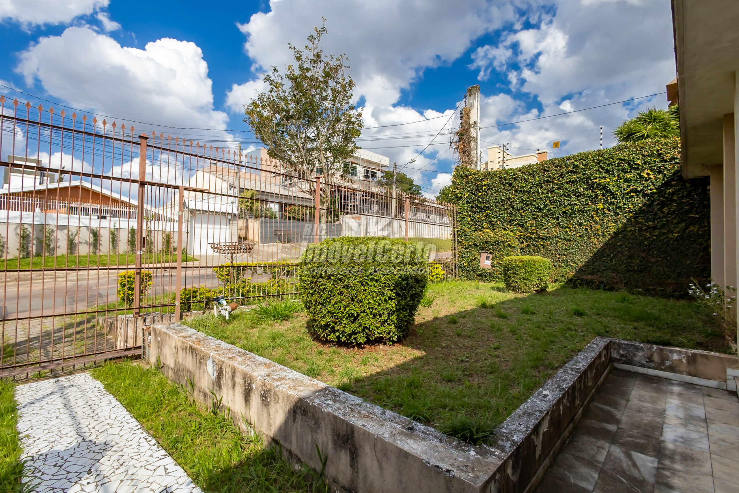 Terreno de 660 m² com 12m de Frente, contendo 2 ca