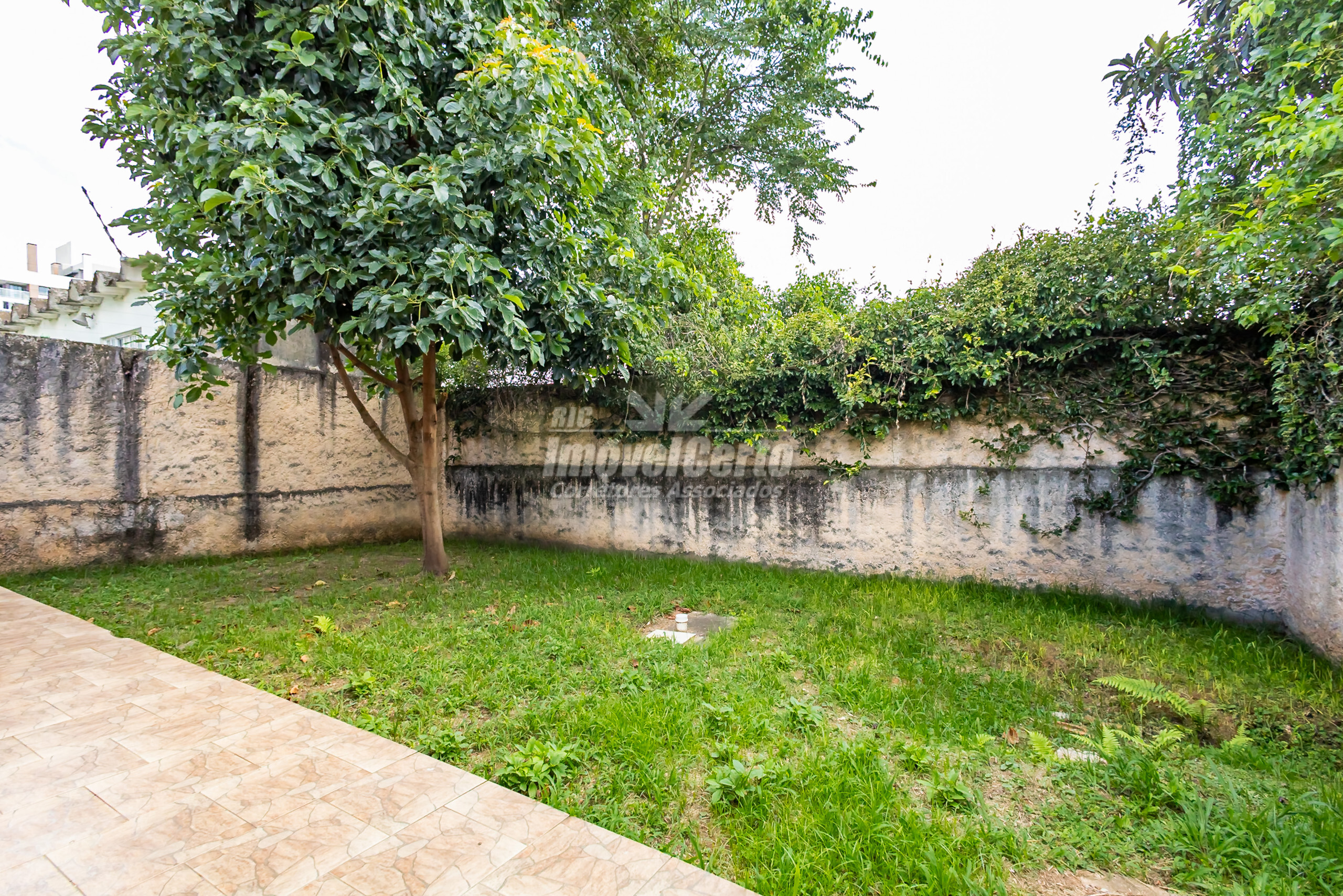 Terreno de 660 m² com 12m de Frente, contendo 2 ca