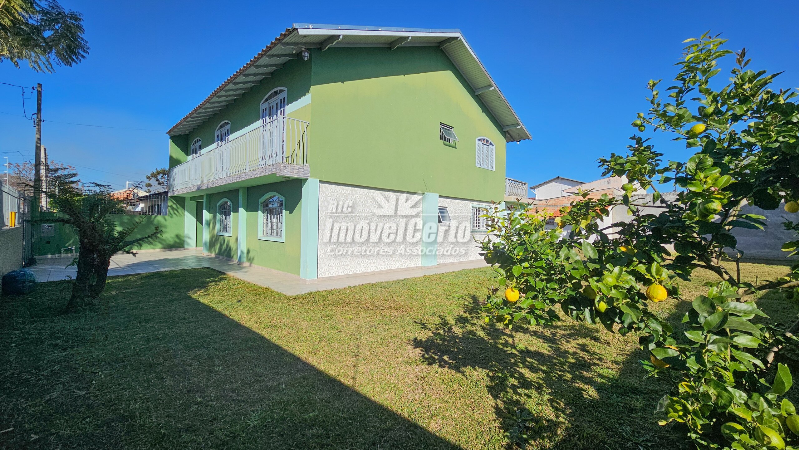 Sobrado de 210 m² com amplo terreno 4 dormitórios