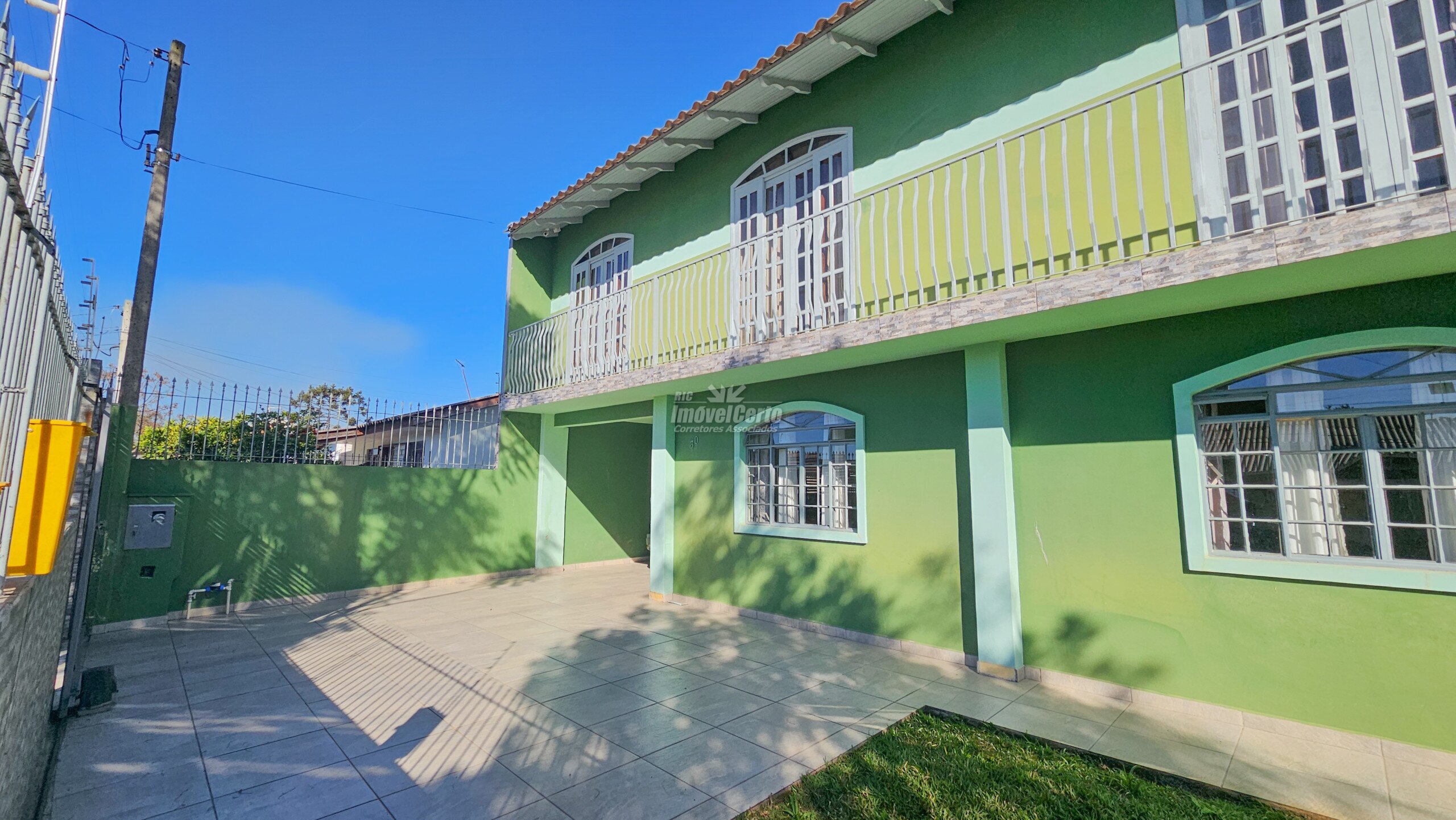 Sobrado de 210 m² com amplo terreno 4 dormitórios