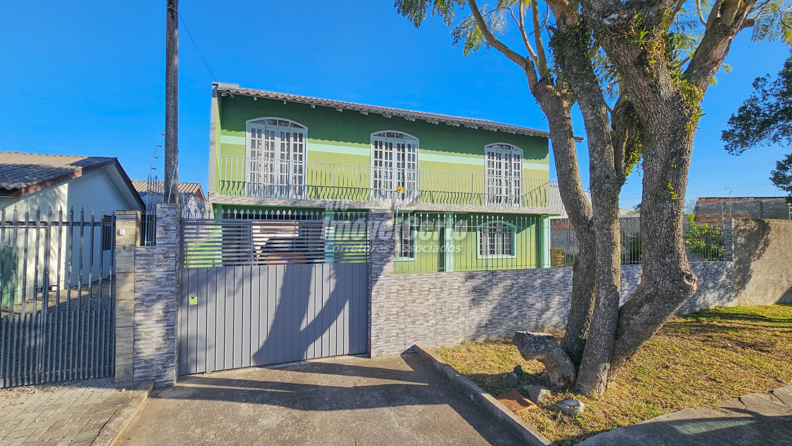 Sobrado de 210 m² com amplo terreno 4 dormitórios
