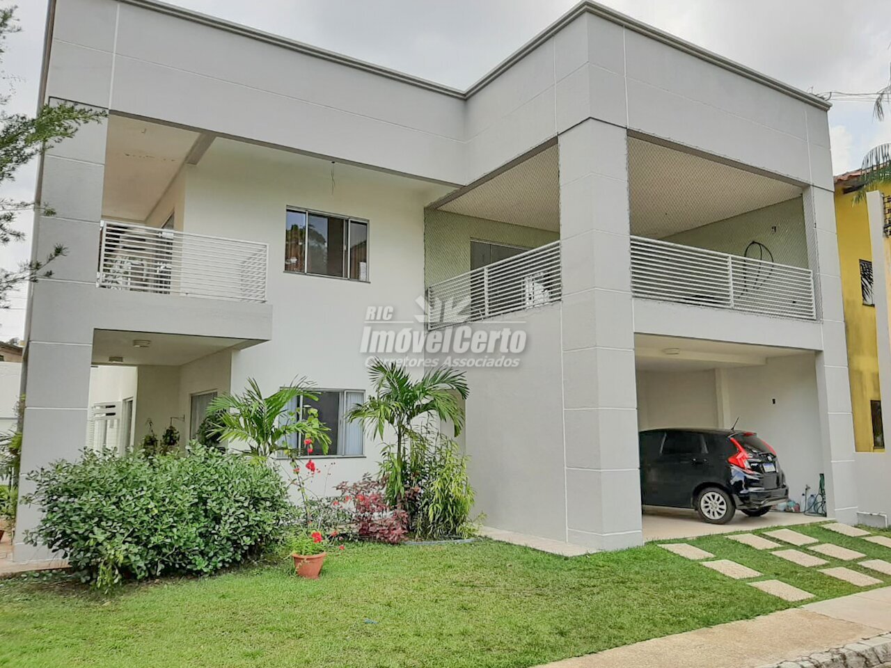 Casa em condomínio fechado de 292 m² com 4 dormitó