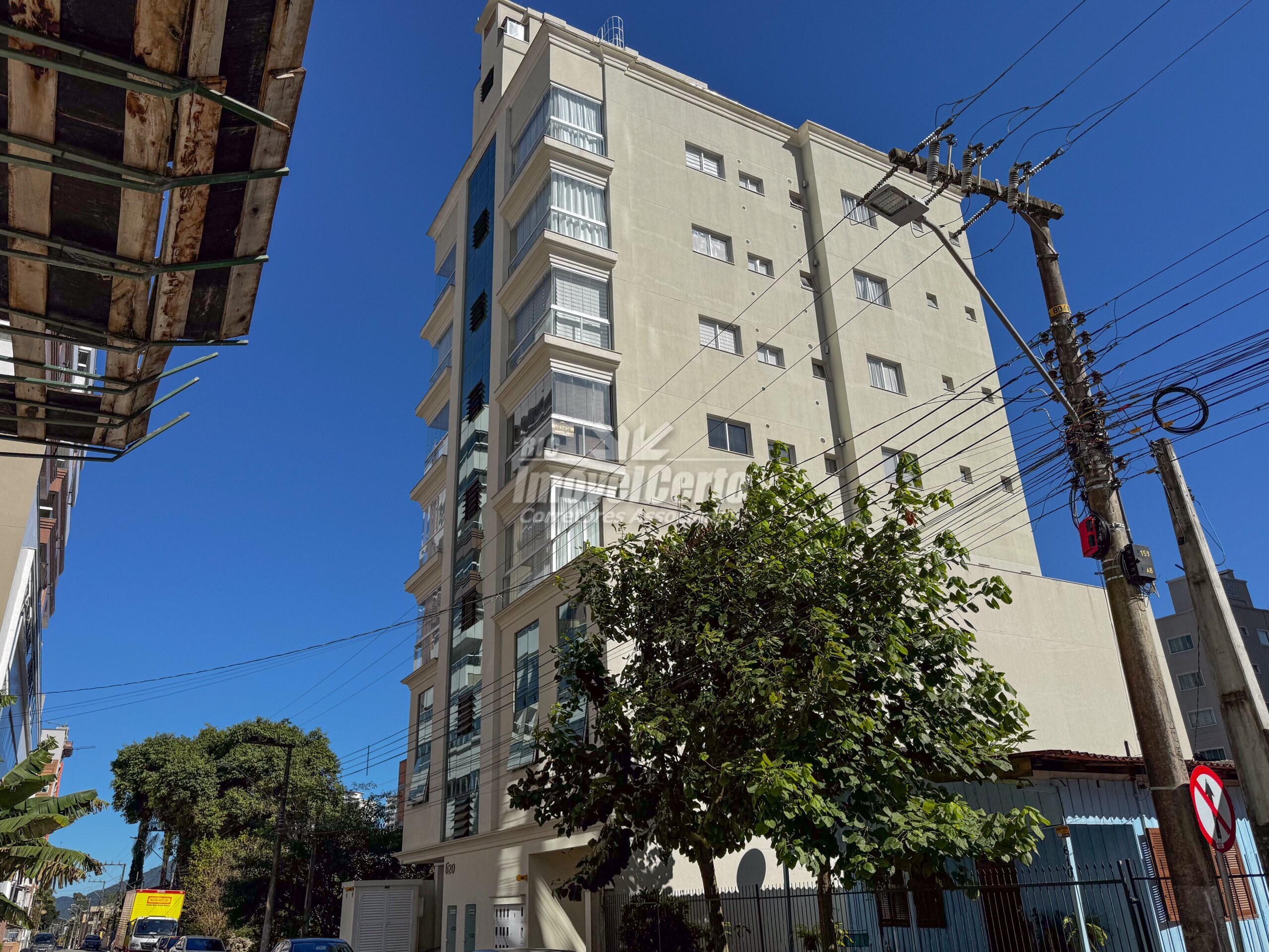 Apartamento mobiliado de 74 m² com 2 suítes 2 vaga