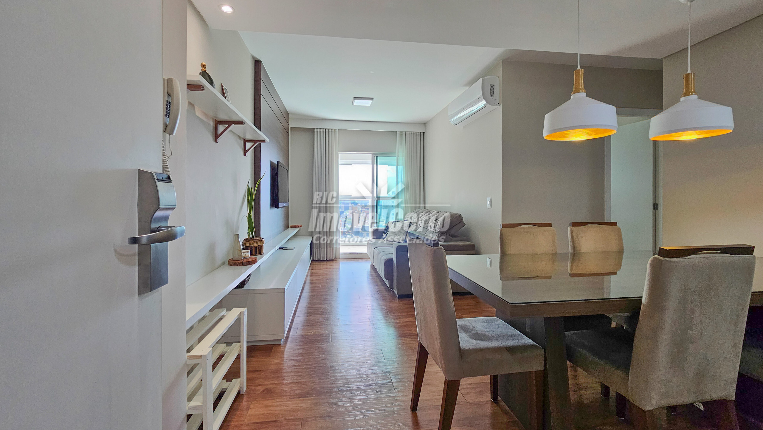 Apartamento semi-mobiliado de 65 m² no Condomínio