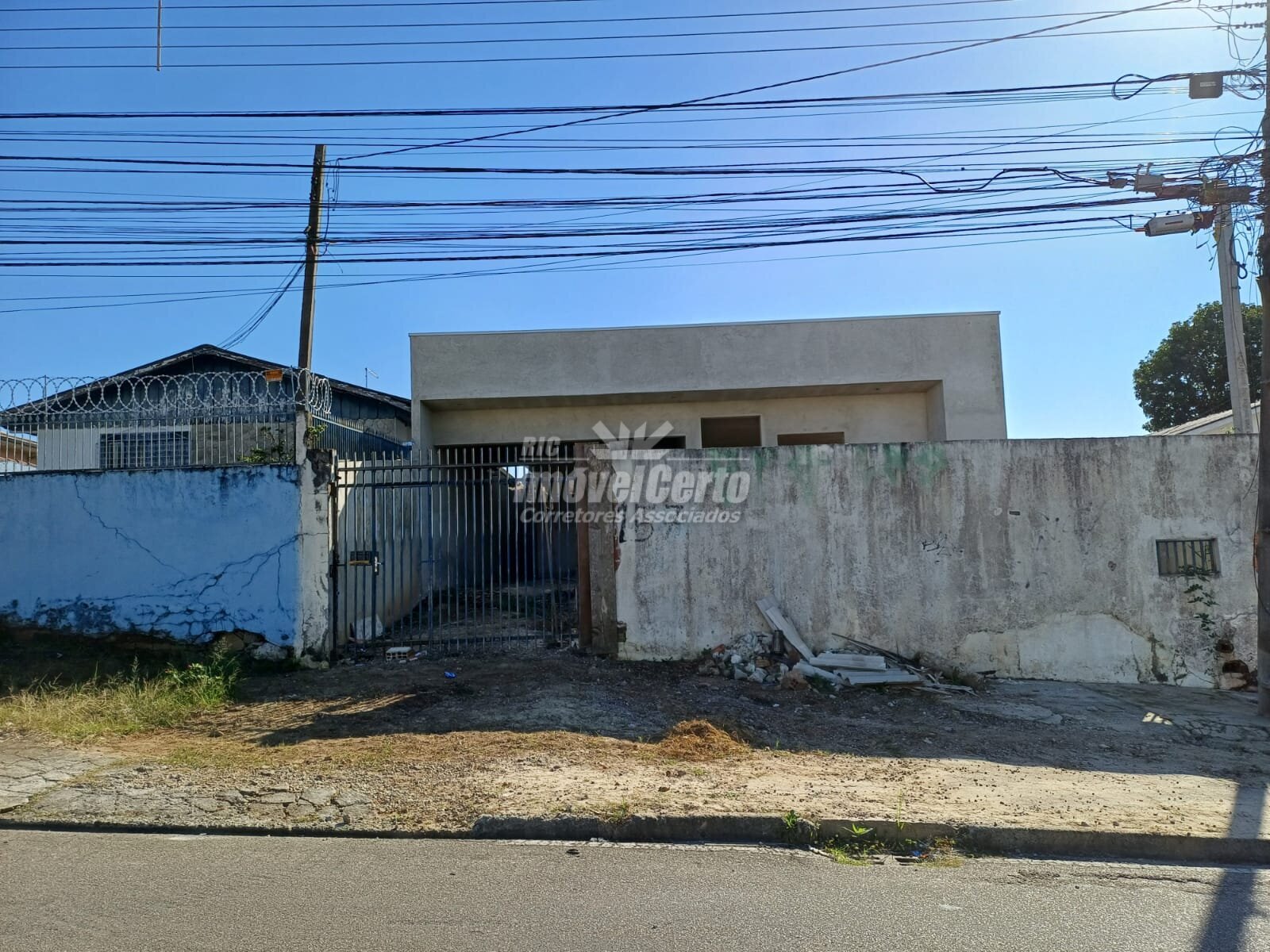 Residência de 230m² à venda no Centro de Pinhais