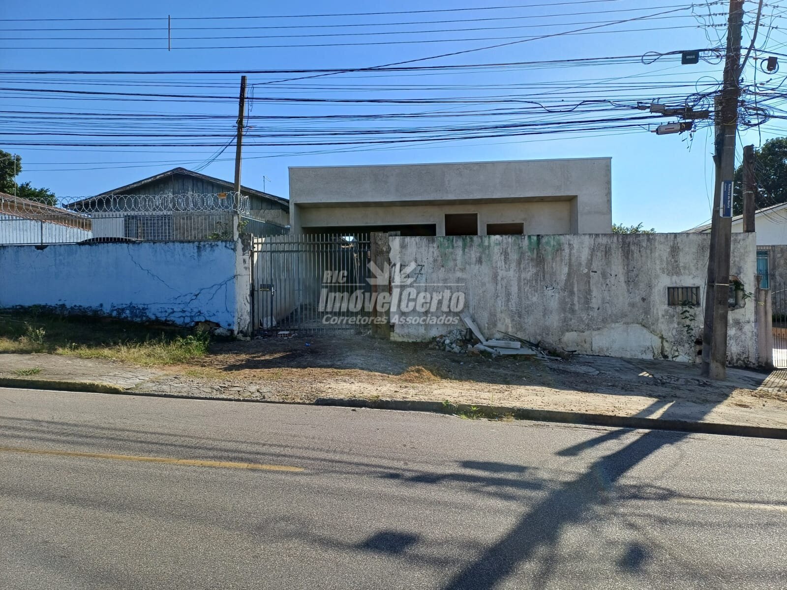 Residência de 230m² à venda no Centro de Pinhais