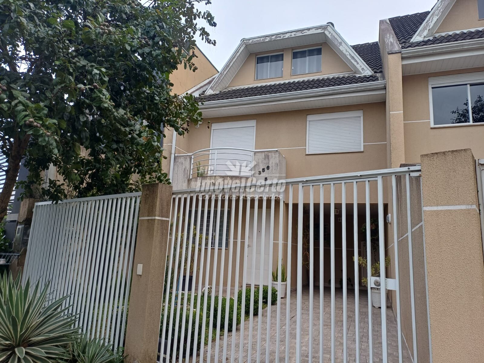 Sobrado de 3 dormitórios à venda em Curitiba