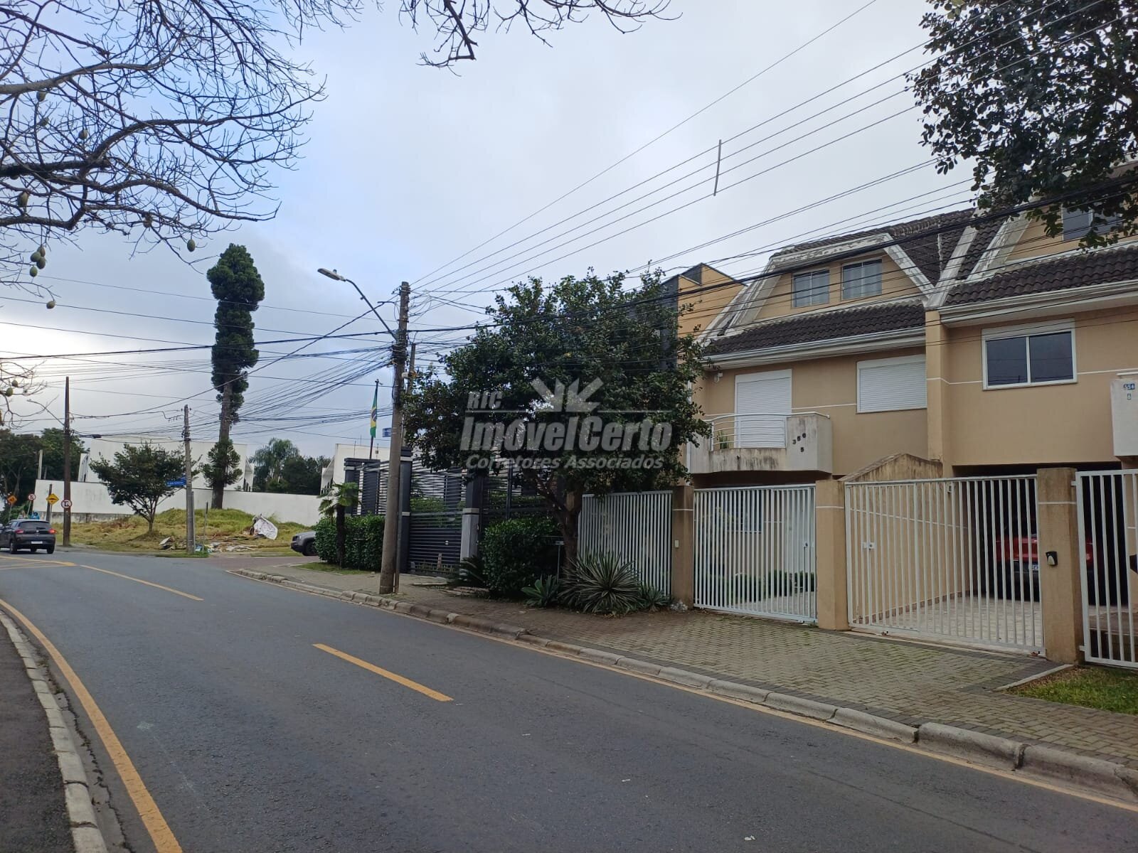 Sobrado de 3 dormitórios à venda em Curitiba