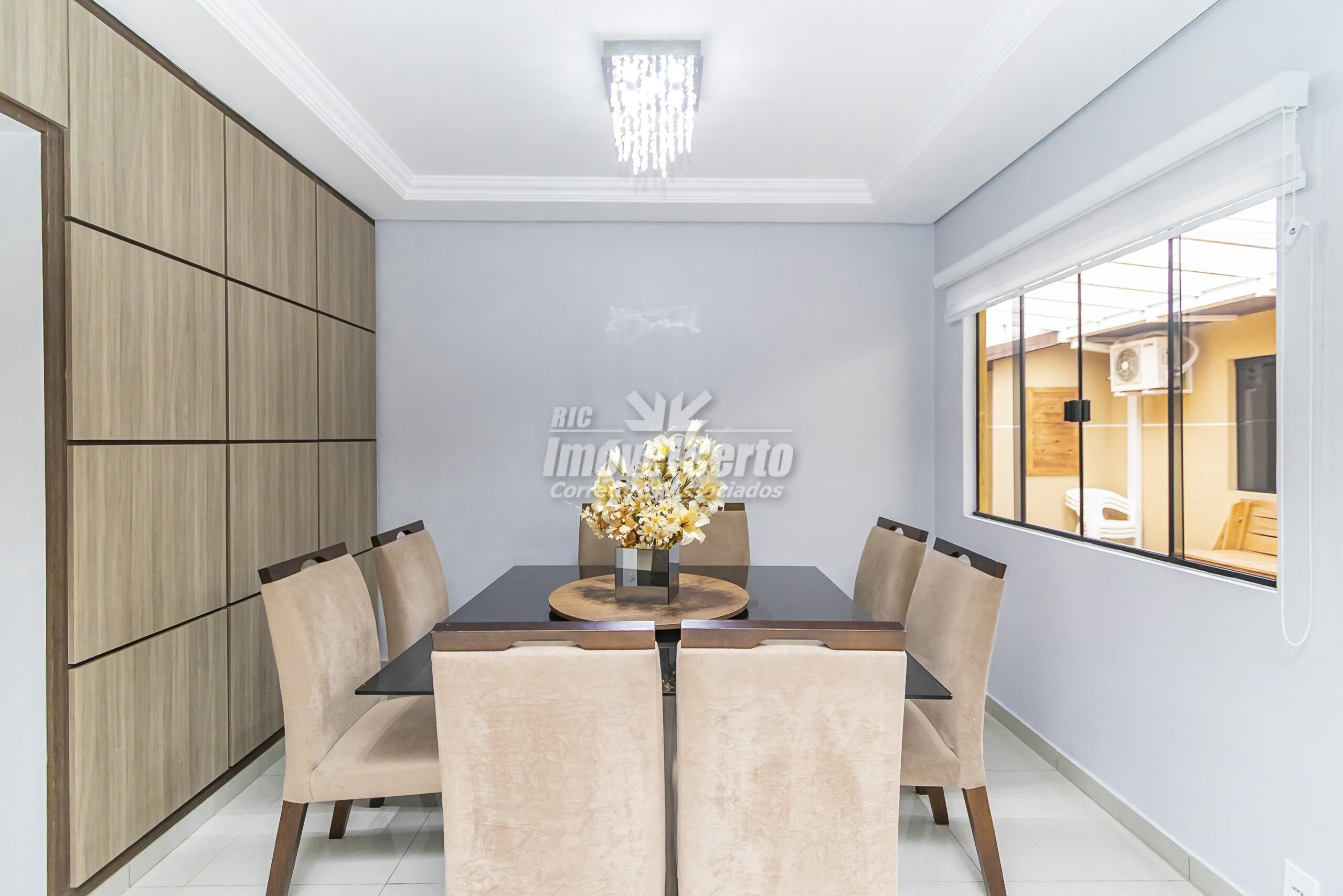 Casa com 225m² com 3 Dormitórios e uma Suíte, no C