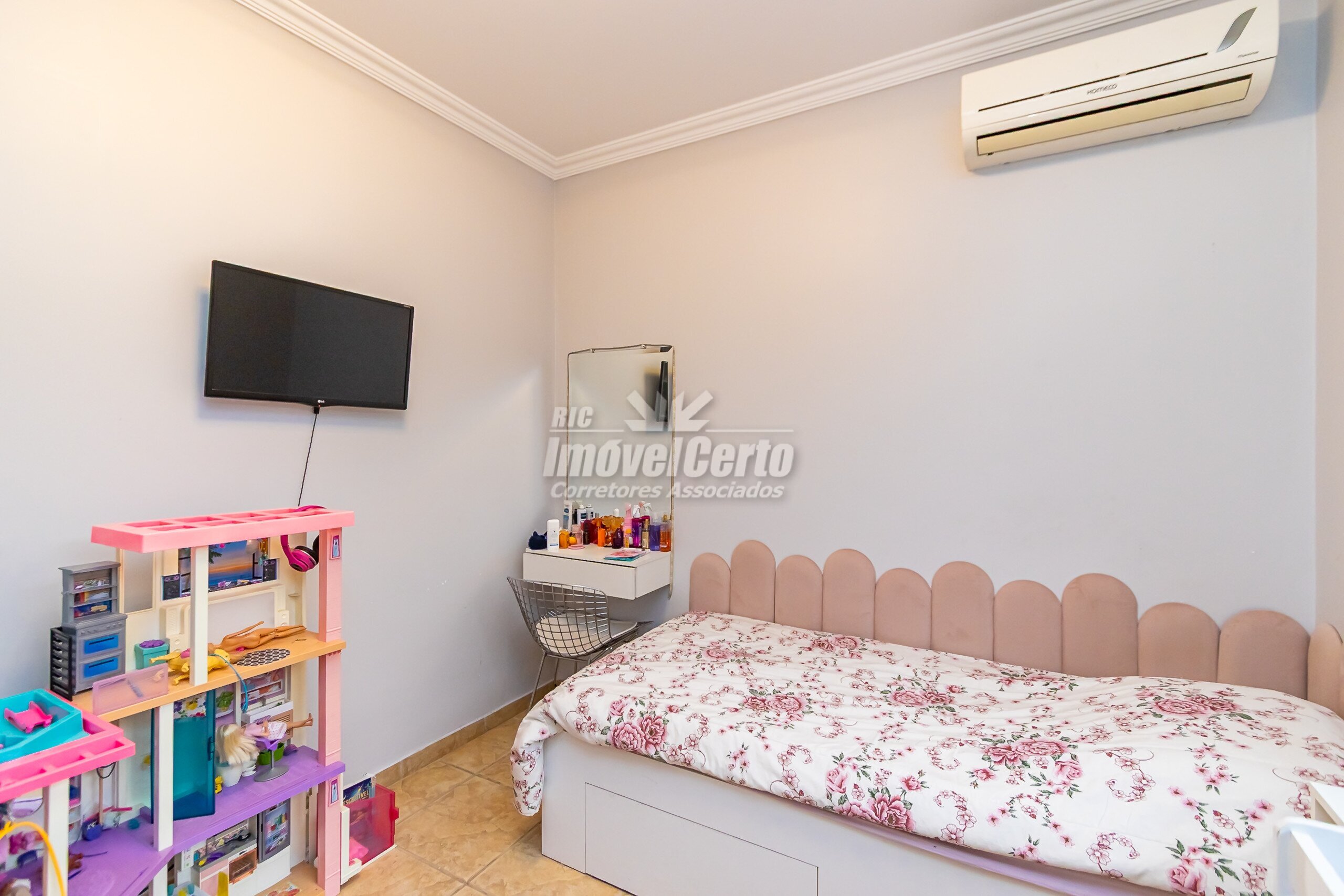Casa com 225m² com 3 Dormitórios e uma Suíte, no C