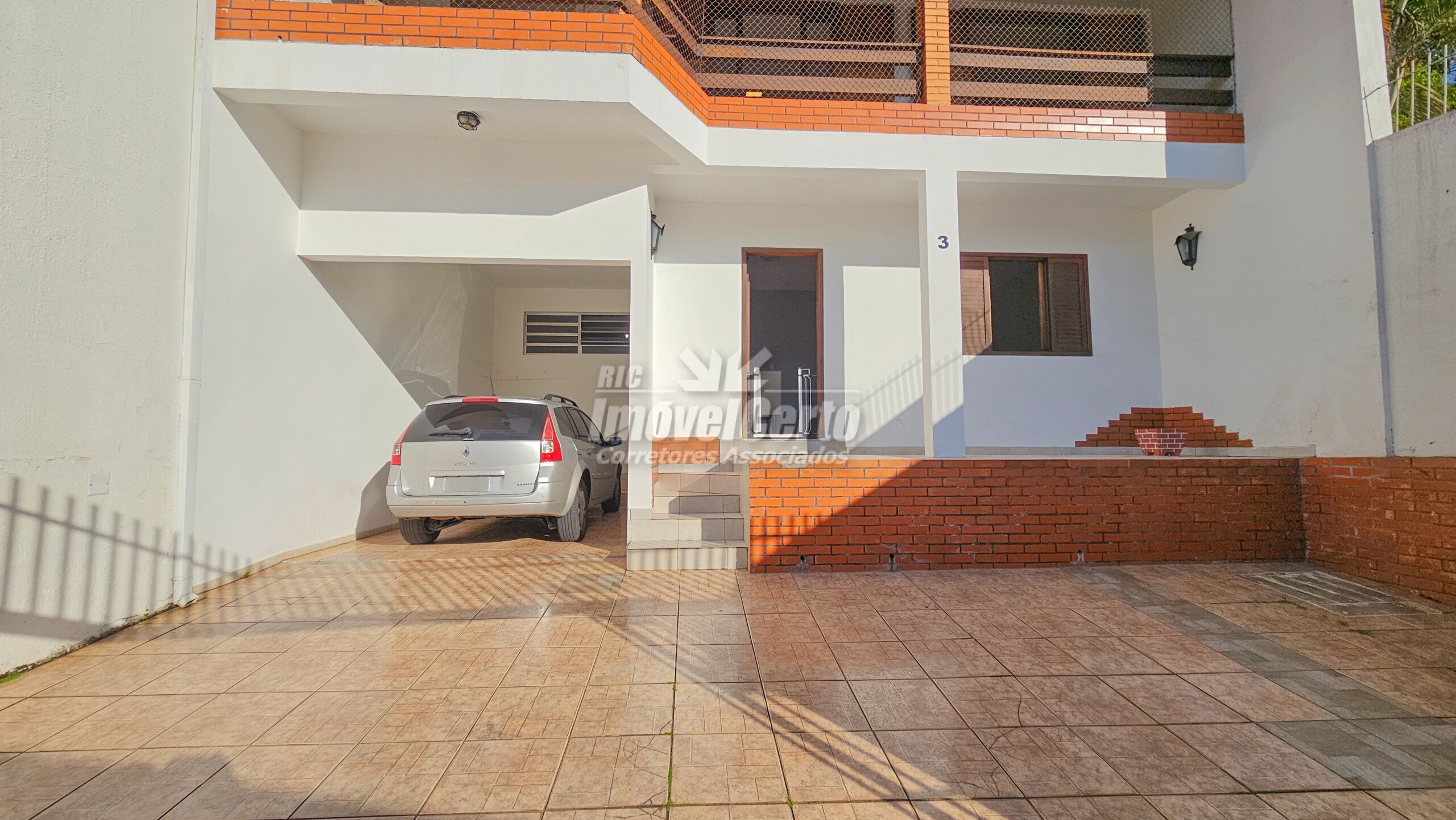 Sobrado em condomínio fechado de 222 m² com 3 quar