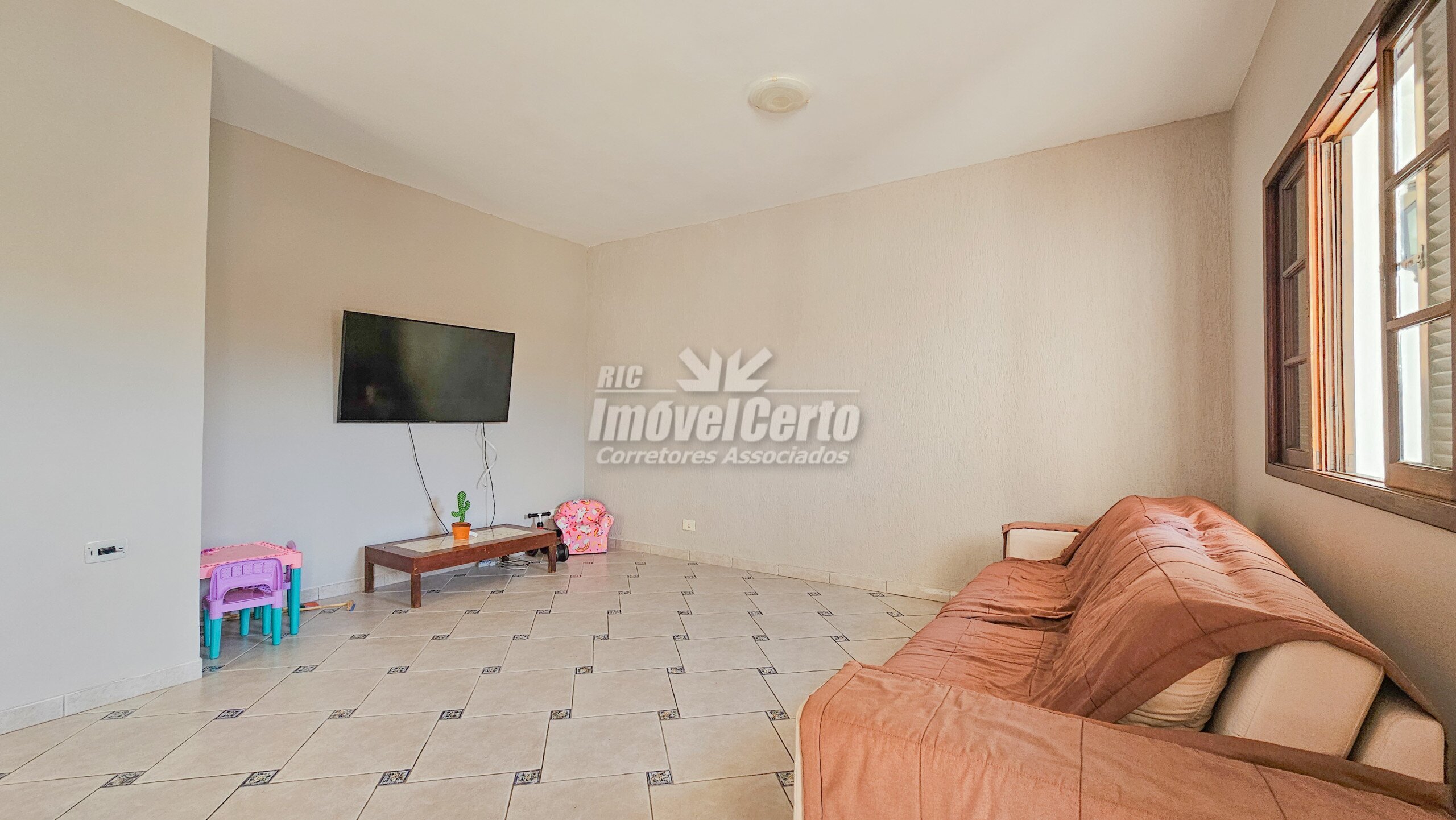 Sobrado em condomínio fechado de 222 m² com 3 quar
