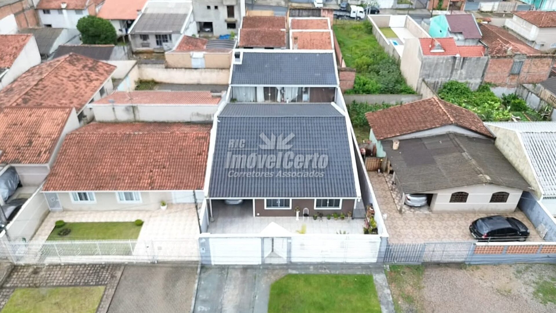 Casa térrea com 202 m² com 4 dormitórios sendo 1 s