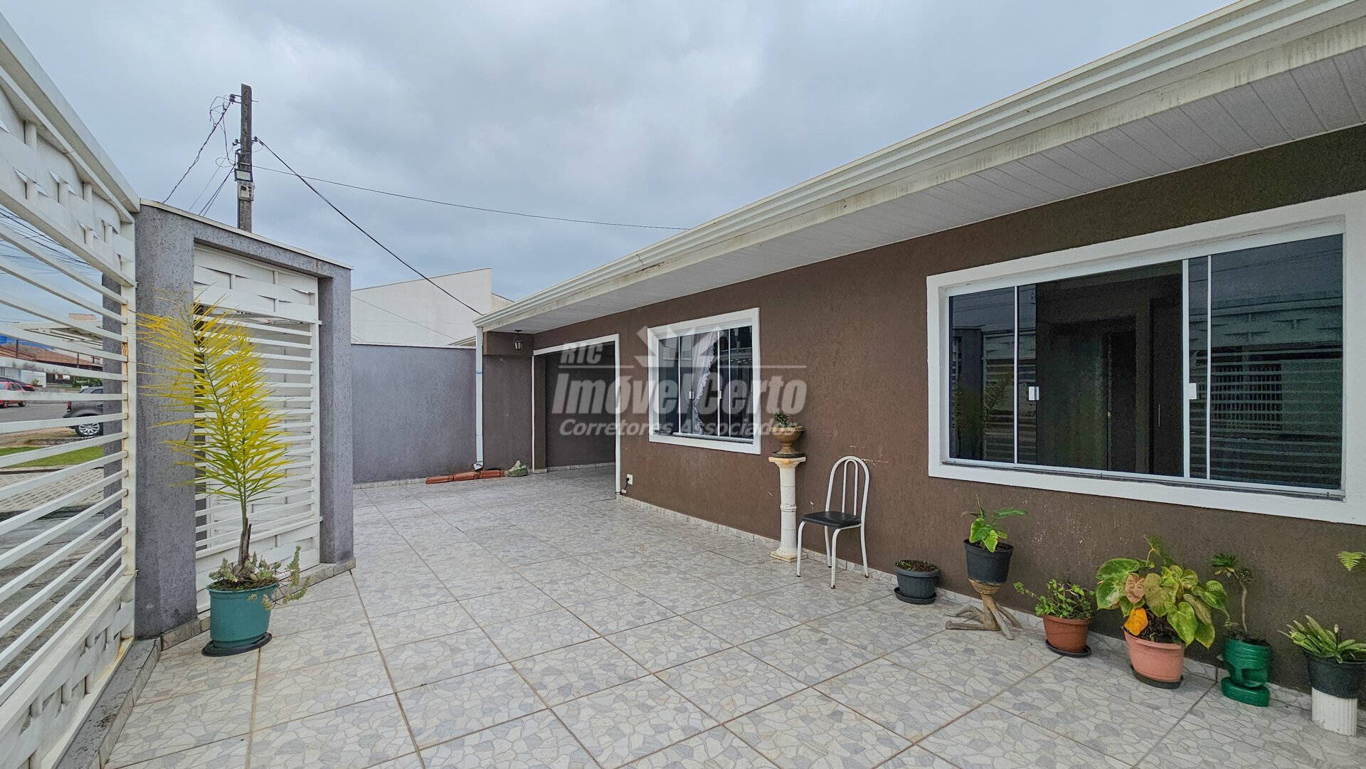 Casa térrea com 202 m² com 4 dormitórios sendo 1 s