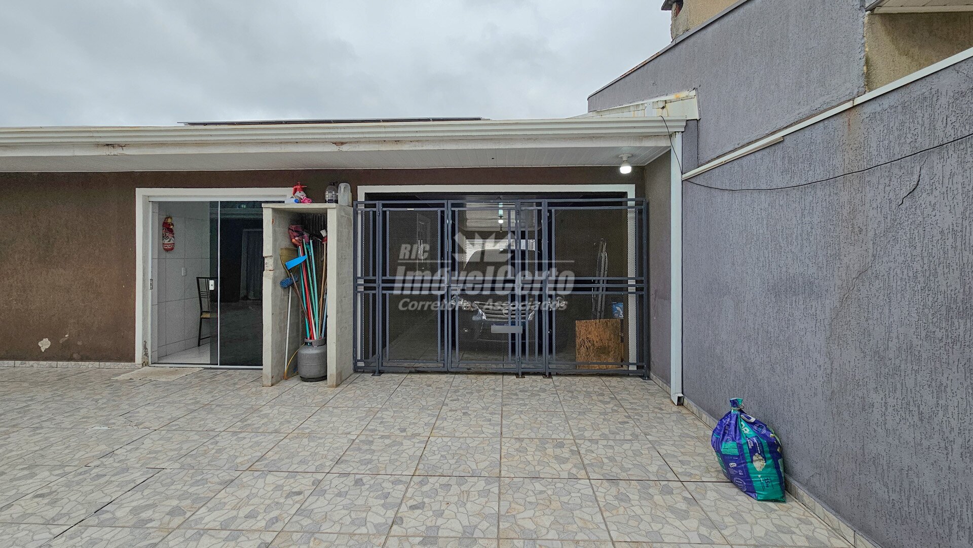 Casa térrea com 202 m² com 4 dormitórios sendo 1 s