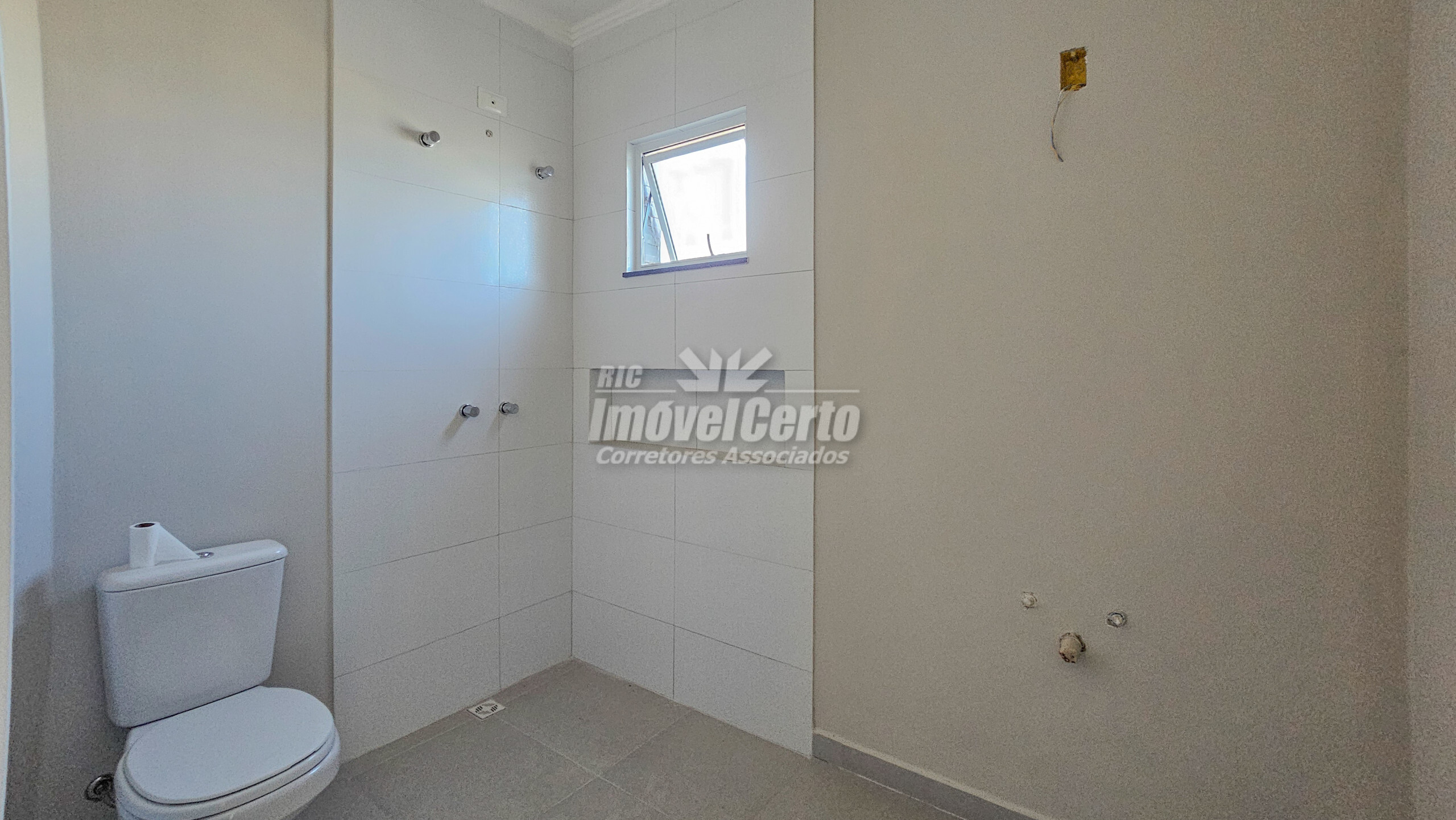 Sobrado em condomínio novinho disponível apenas pa