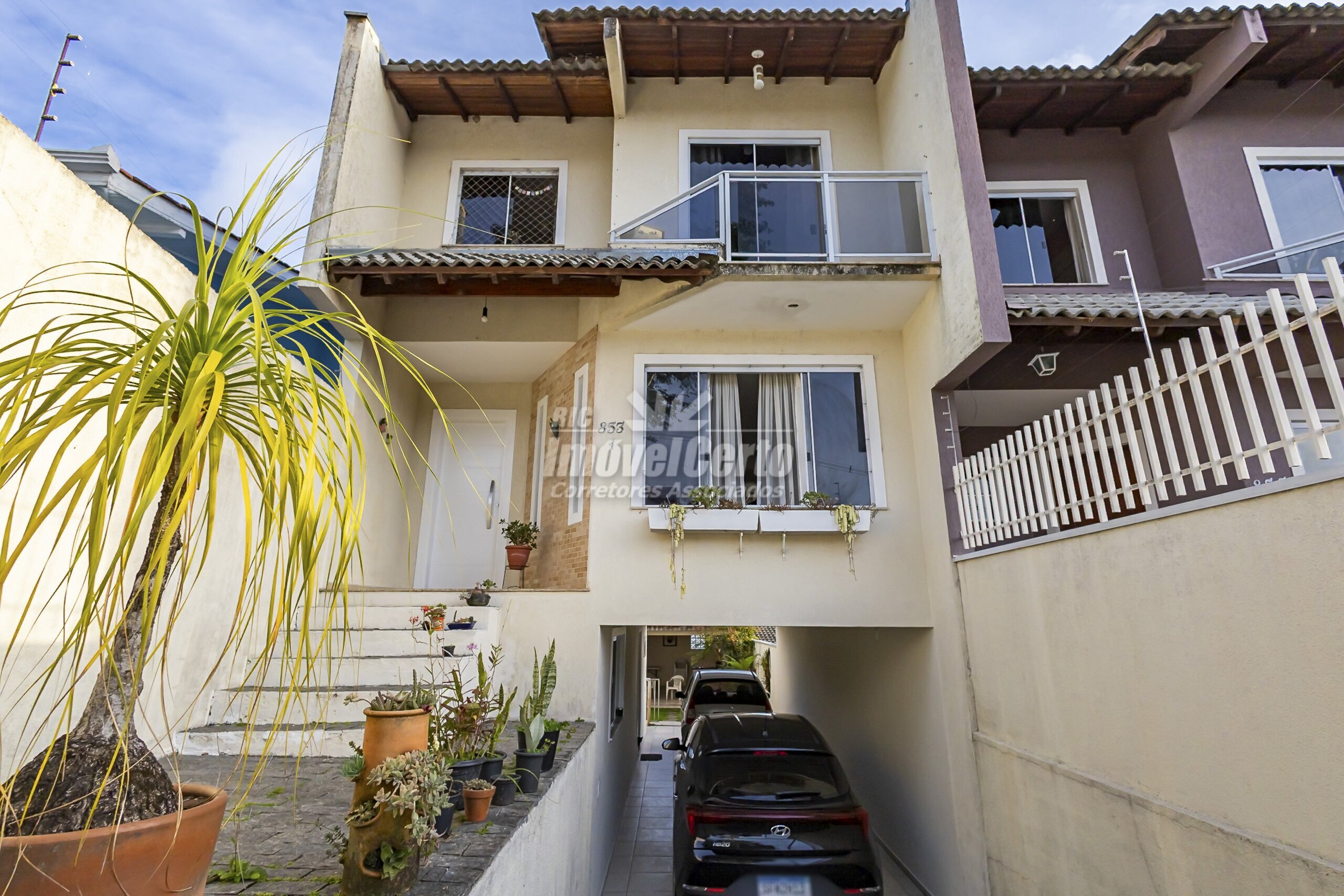 Excelente sobrado triplex no Bairro Santa Cândida.